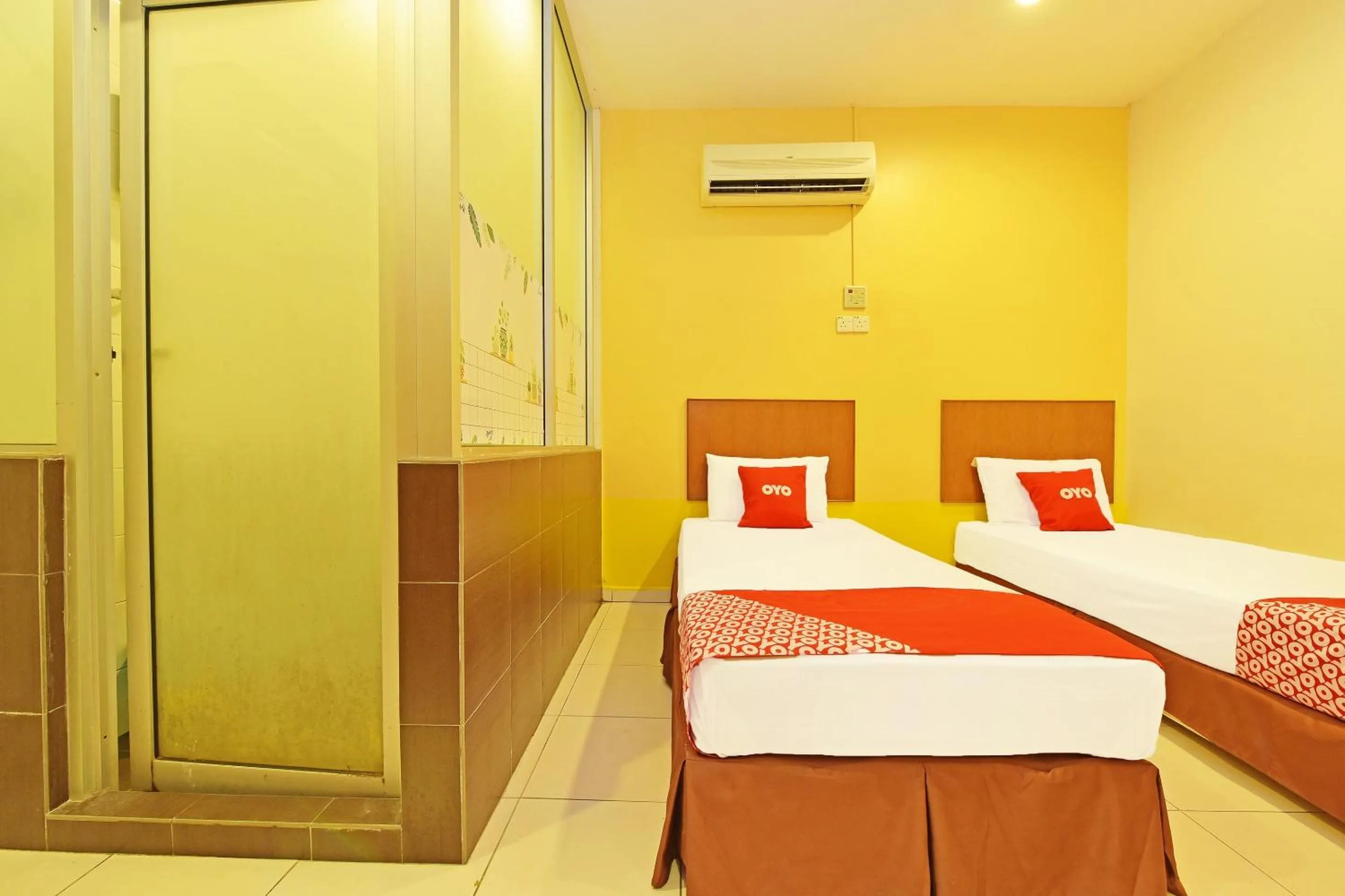 Bedroom, Bed in OYO 582 Hotel Walk Inn