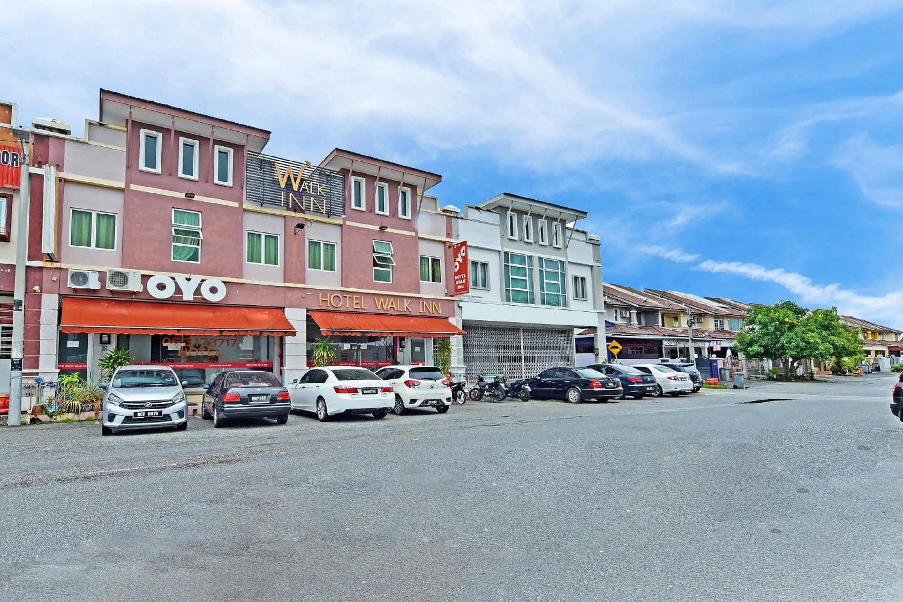 Facade/entrance in OYO 582 Hotel Walk Inn