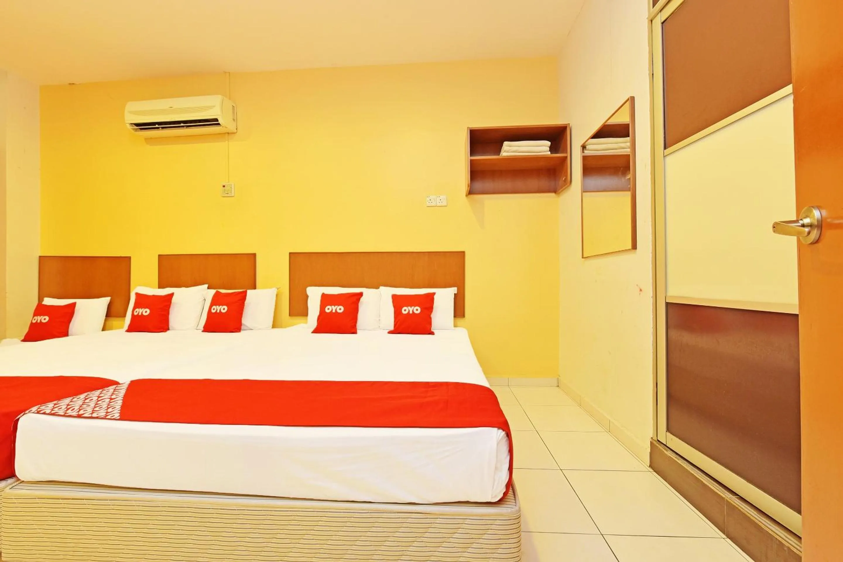Bedroom, Bed in OYO 582 Hotel Walk Inn