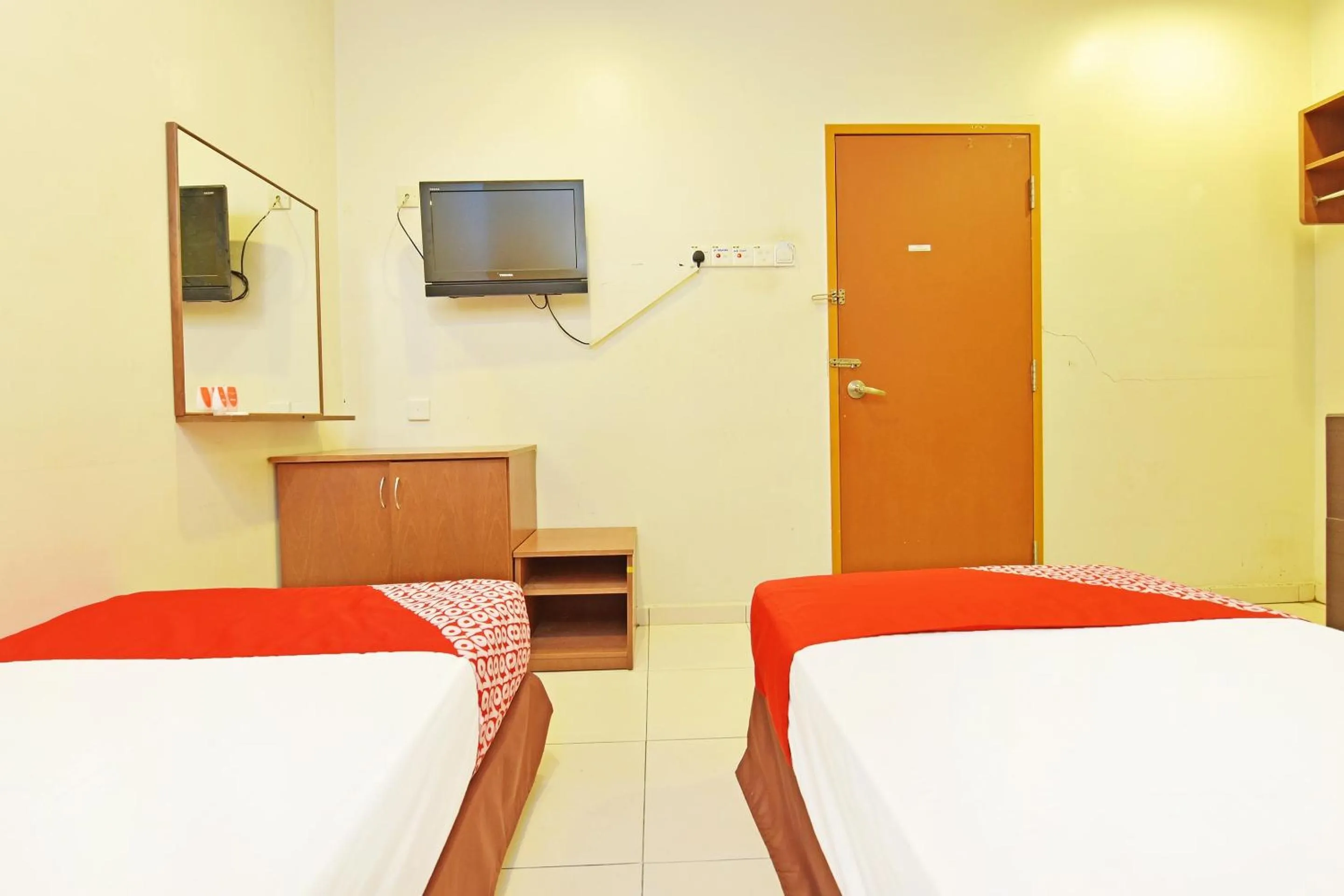 Bedroom, Bed in OYO 582 Hotel Walk Inn