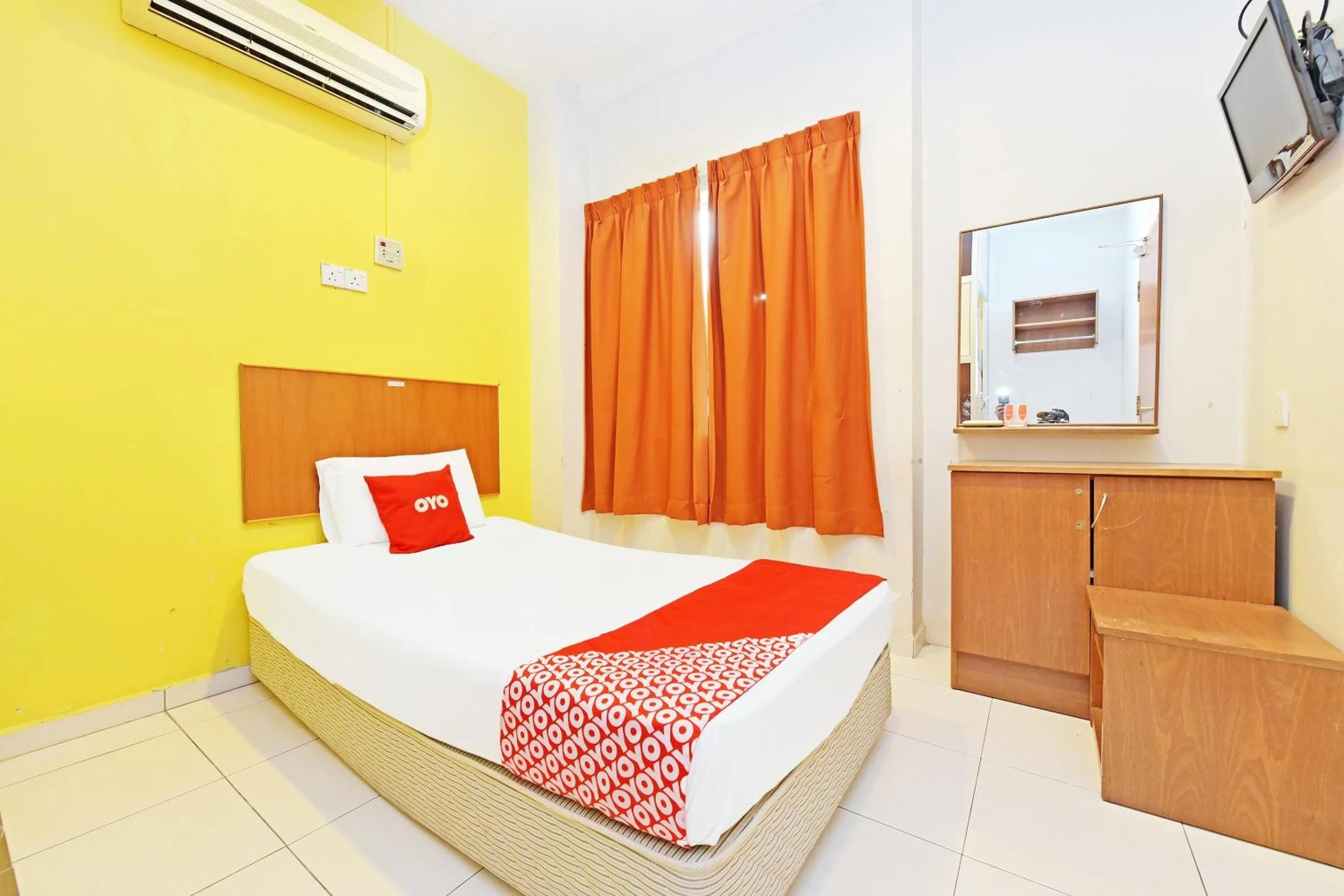 Bedroom, Bed in OYO 582 Hotel Walk Inn