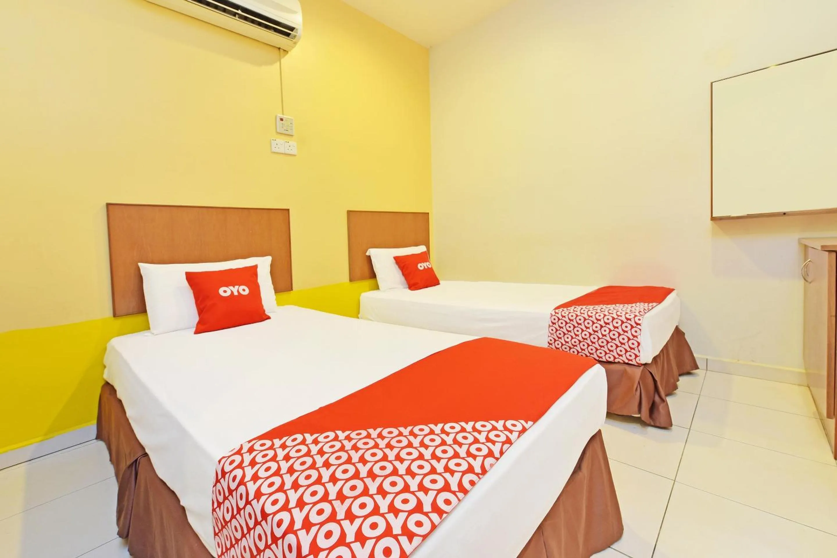 Bedroom, Bed in OYO 582 Hotel Walk Inn