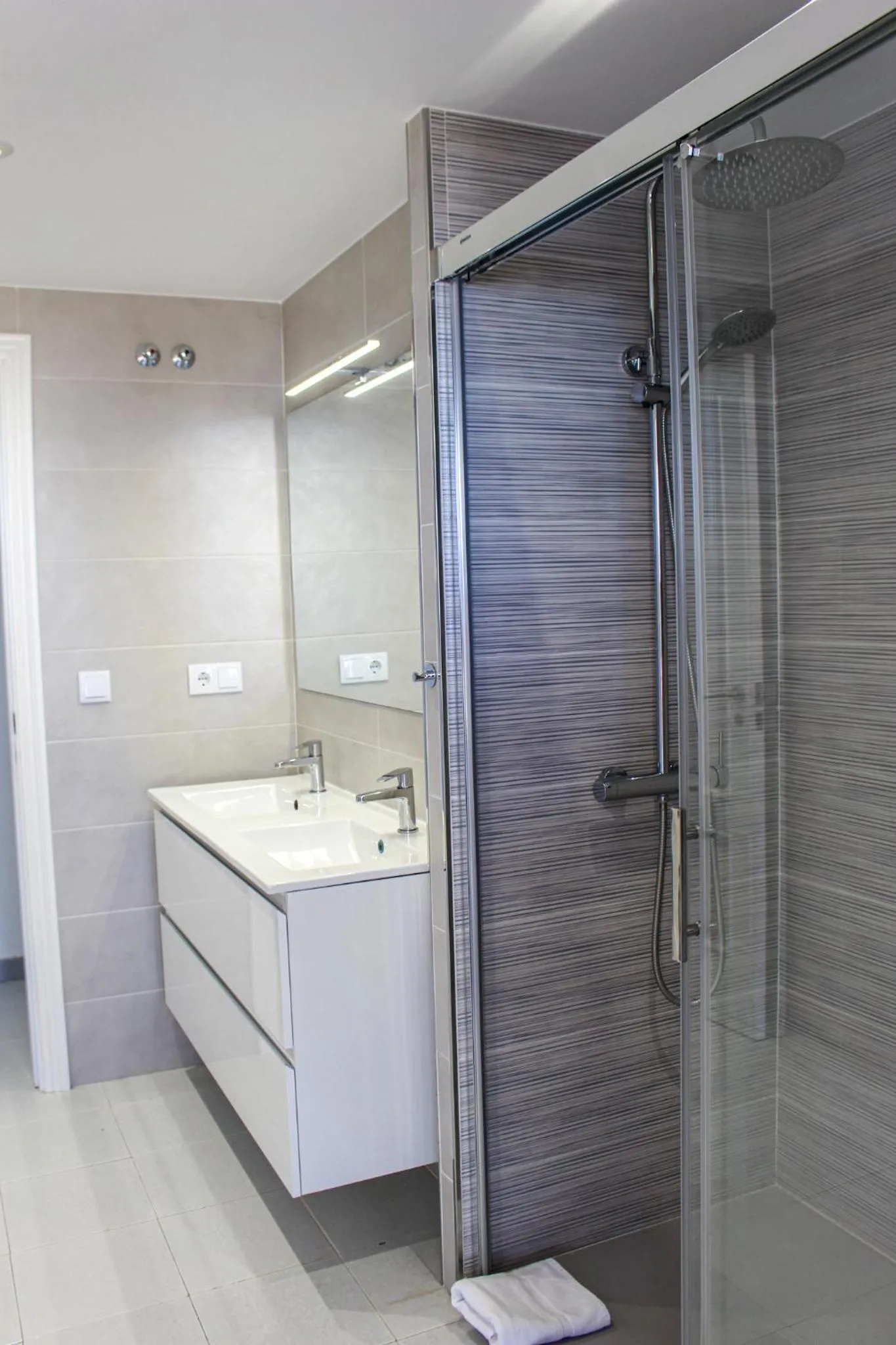 Shower in Apartamentos Esmeralda Unitursa