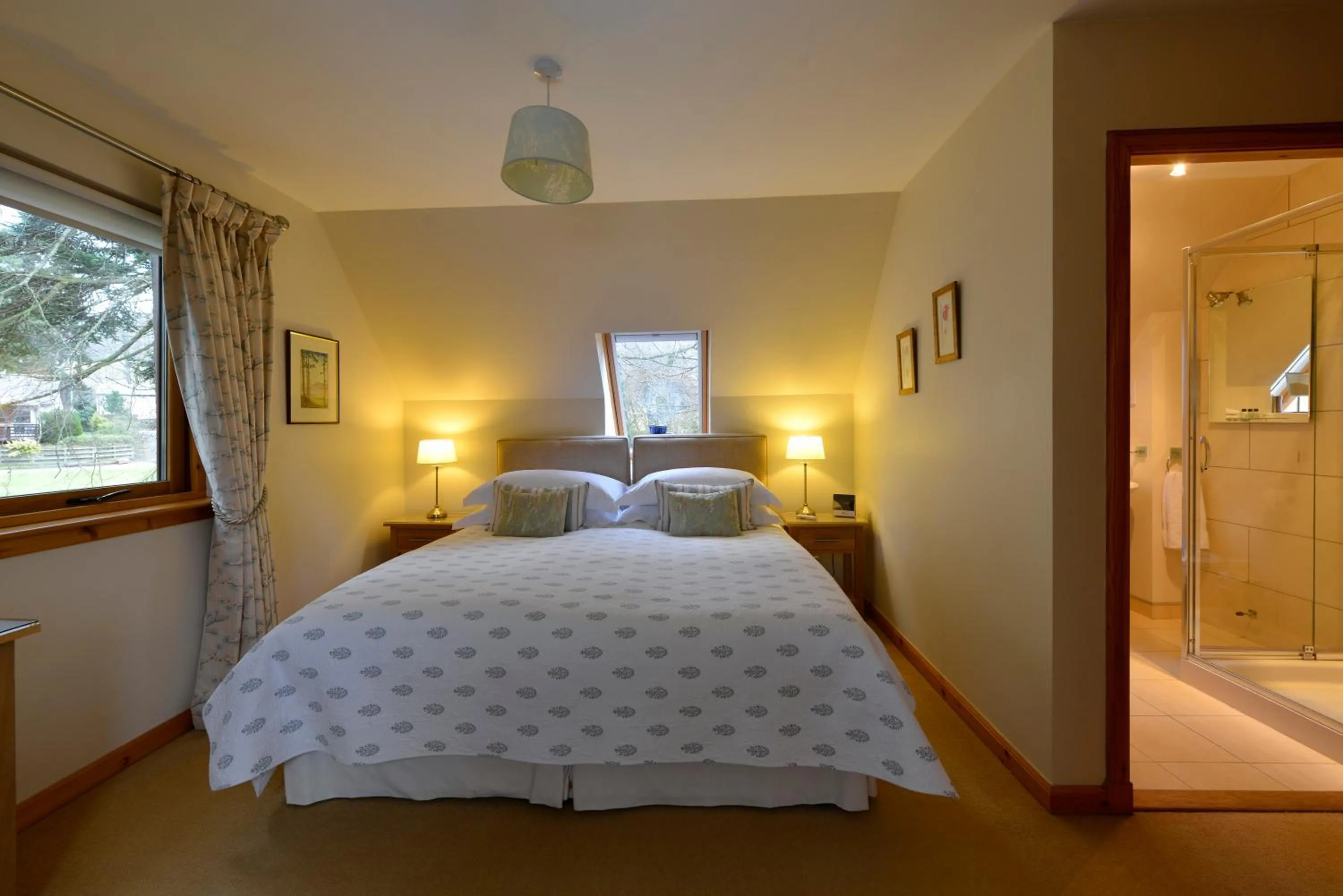 Bedroom, Bed in Brae House
