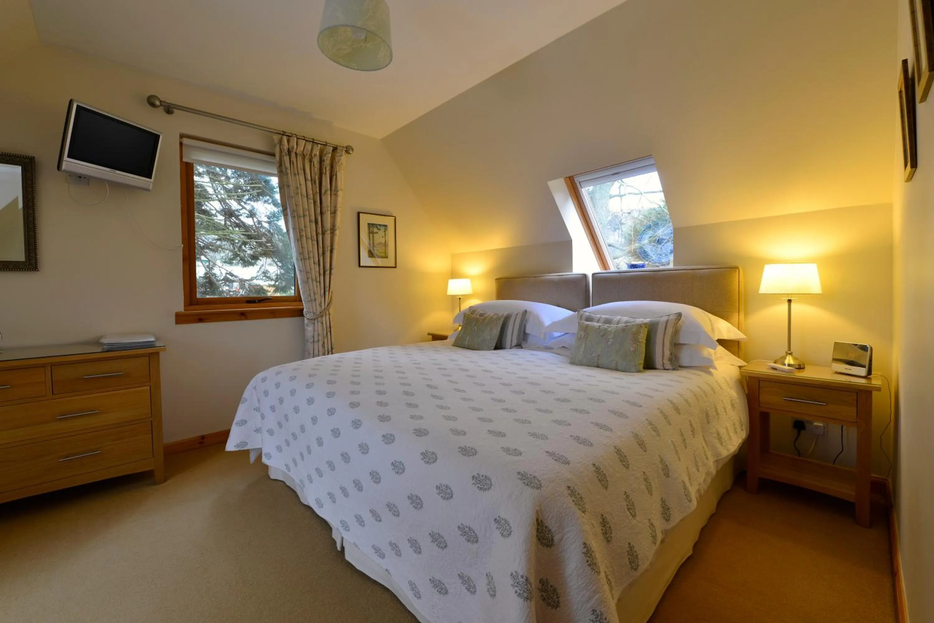 Bedroom, Bed in Brae House