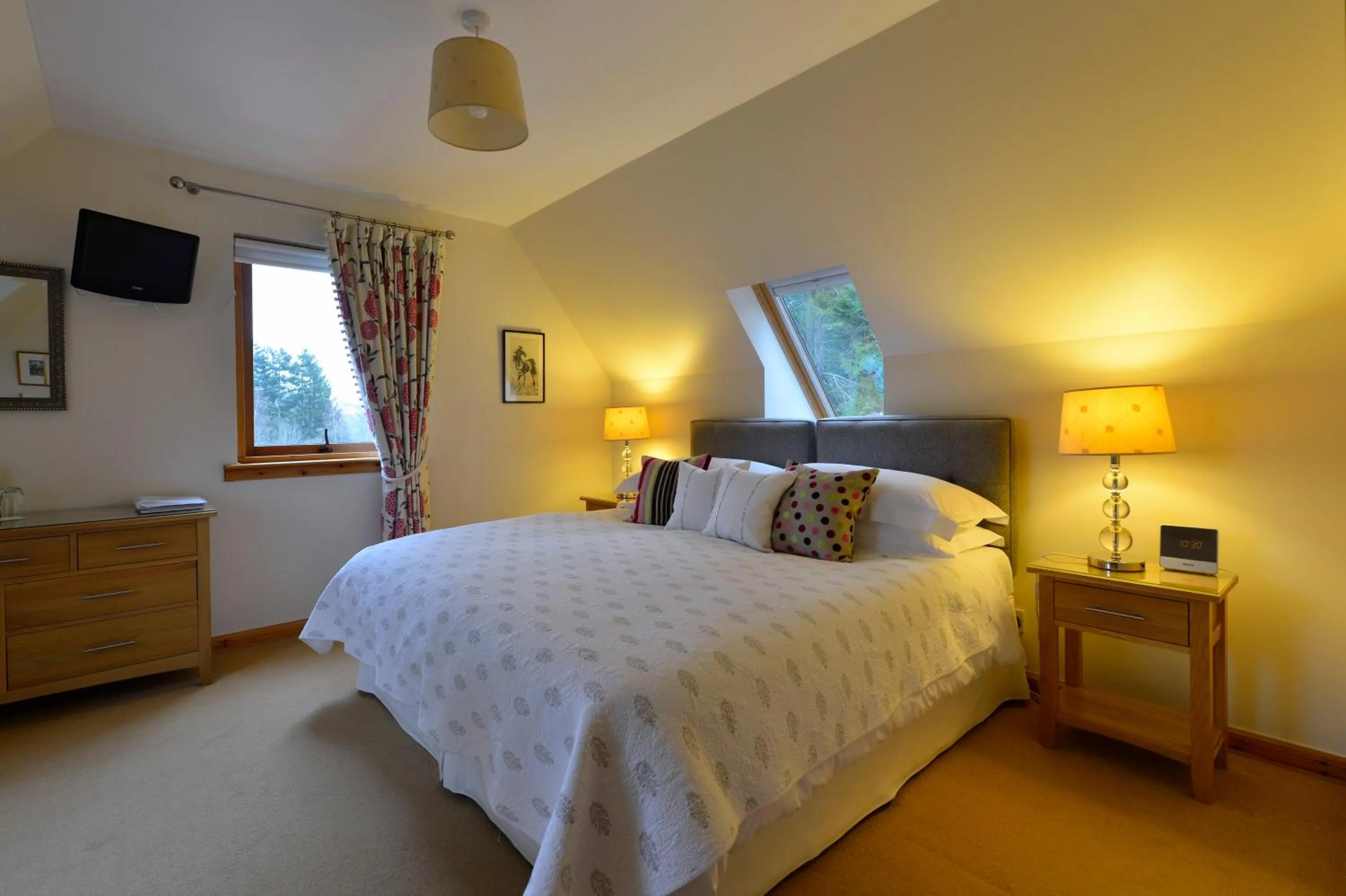 Bedroom, Bed in Brae House