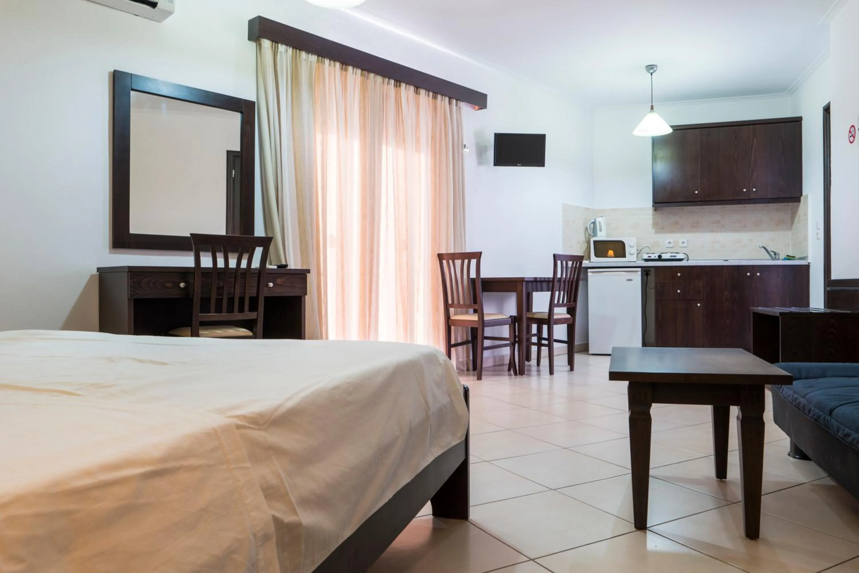 Kitchen or kitchenette, Bed in Rio Hotel