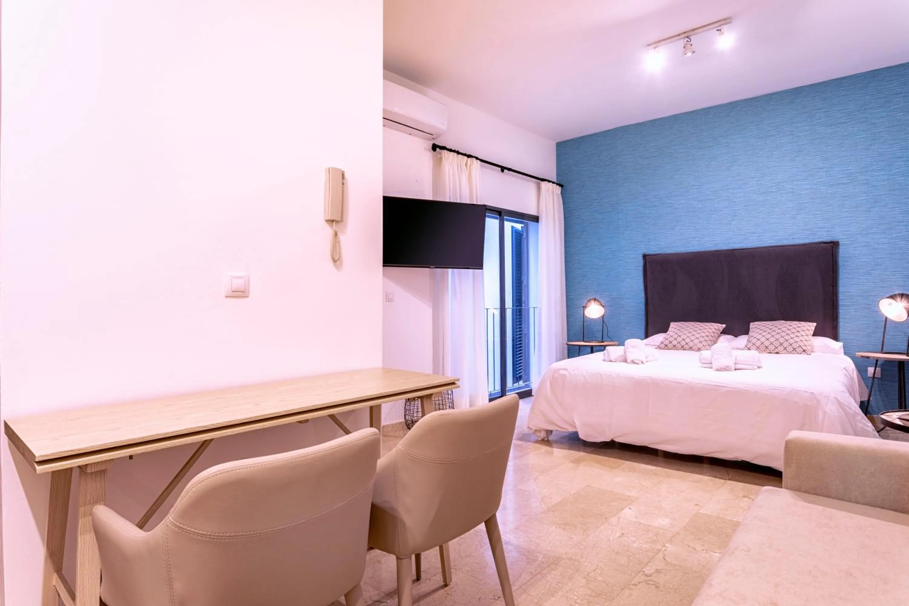 Facade/entrance, Bed in Málaga Central Suites