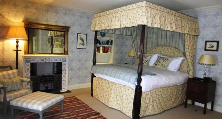 Bed in The Loch Lomond Arms Hotel