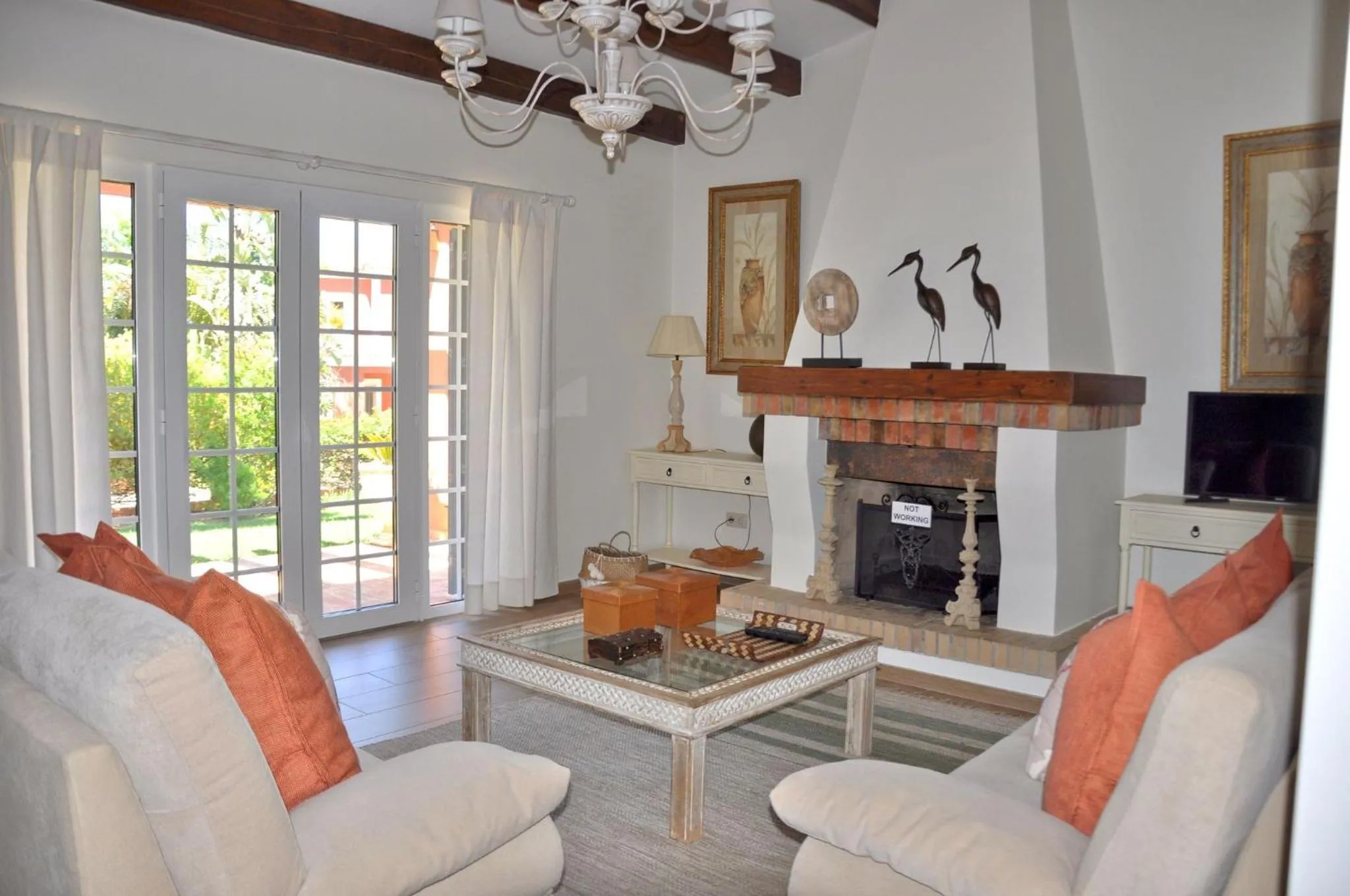 Communal lounge/ TV room in Fantastic for Family Gatherings, Optional Pool Heating, Free Air Con Wifi