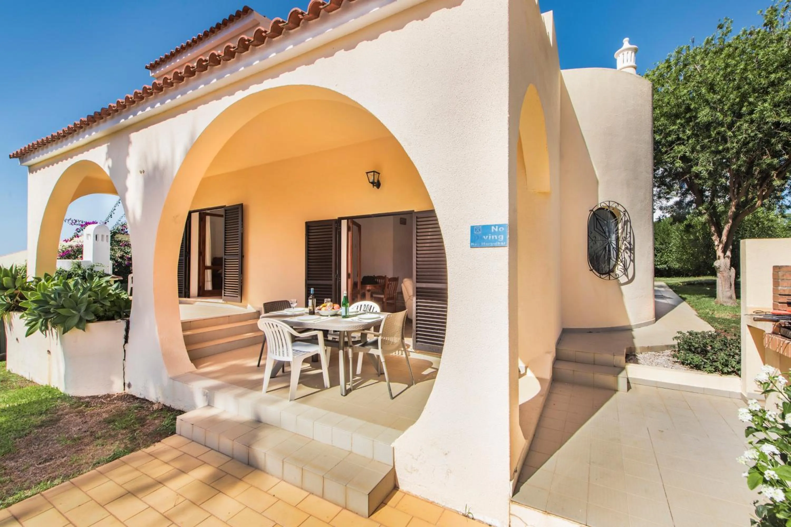 Patio in Exclusive Retreat in Vilamoura, private pool, off-street parking, Free AC wifi