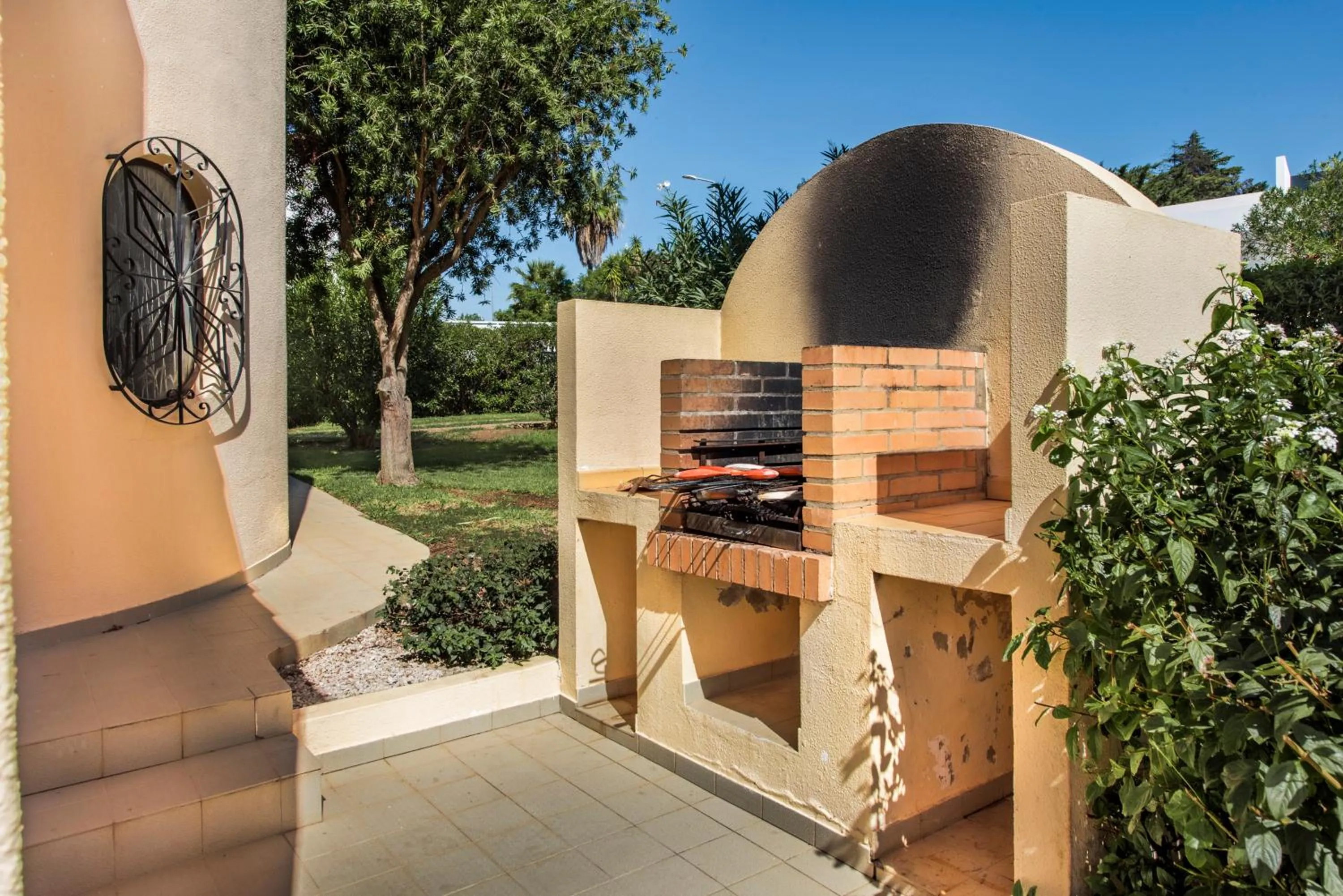 Patio in Exclusive Retreat in Vilamoura, private pool, off-street parking, Free AC wifi