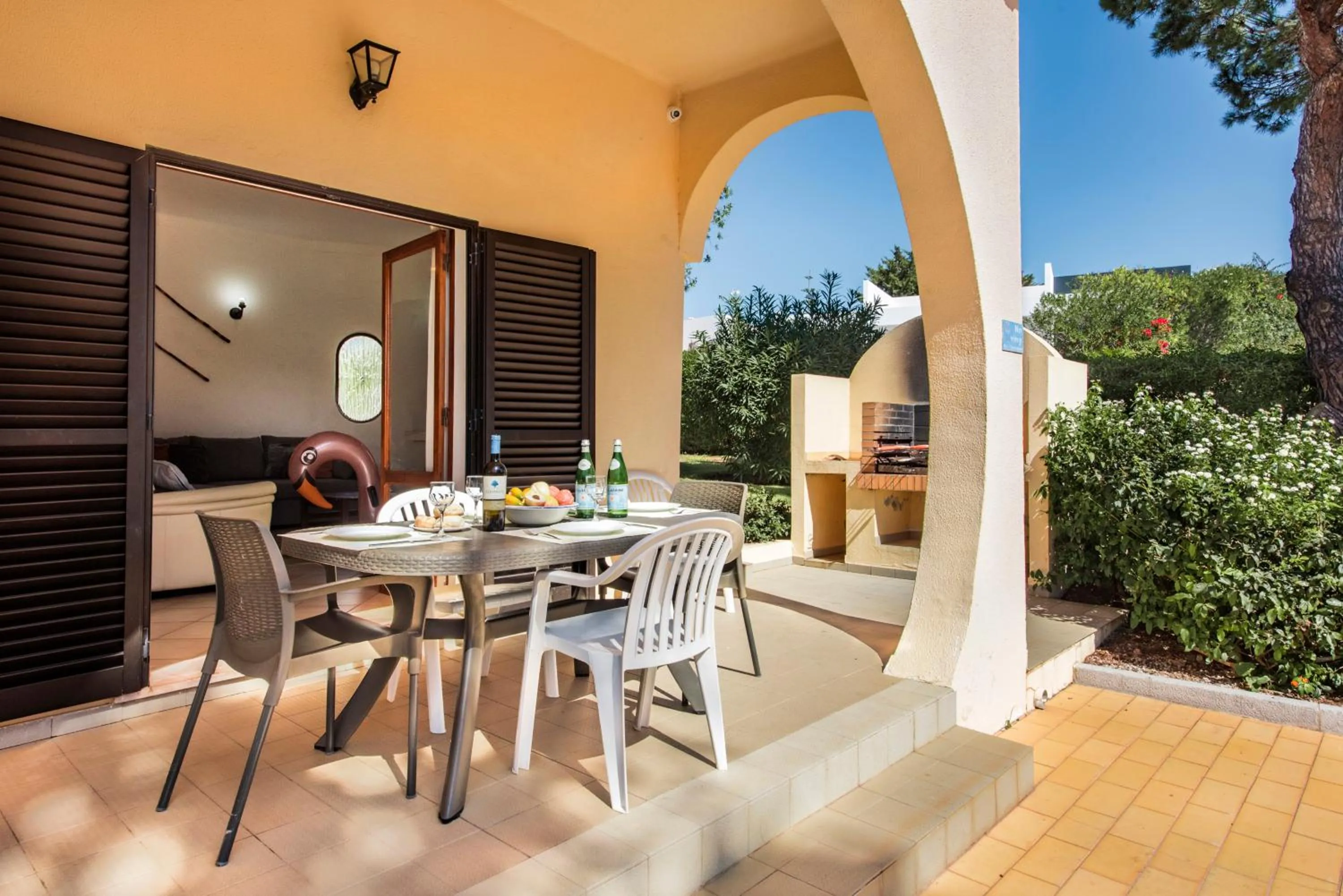 Patio in Exclusive Retreat in Vilamoura, private pool, off-street parking, Free AC wifi