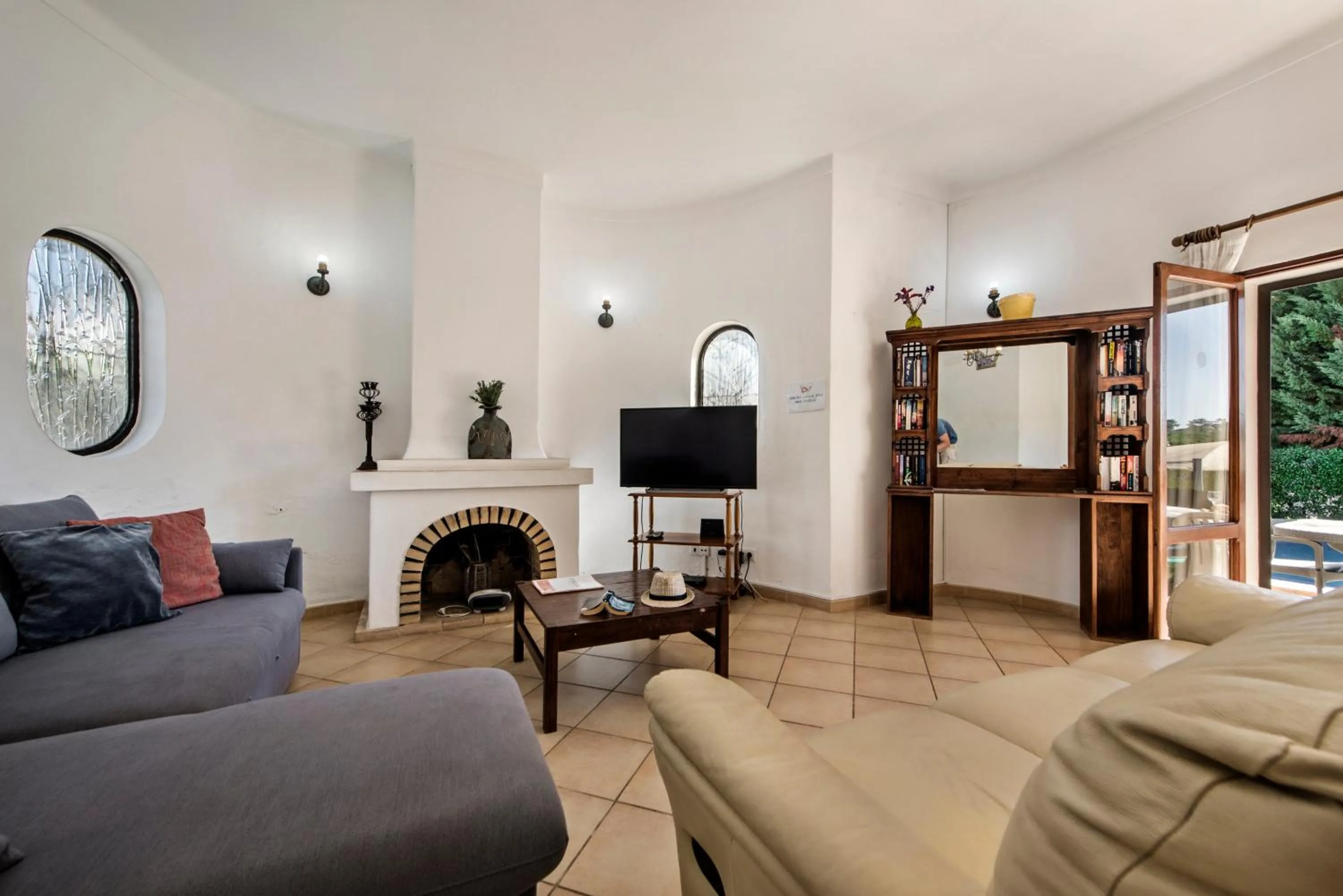 Living room in Exclusive Retreat in Vilamoura, private pool, off-street parking, Free AC wifi