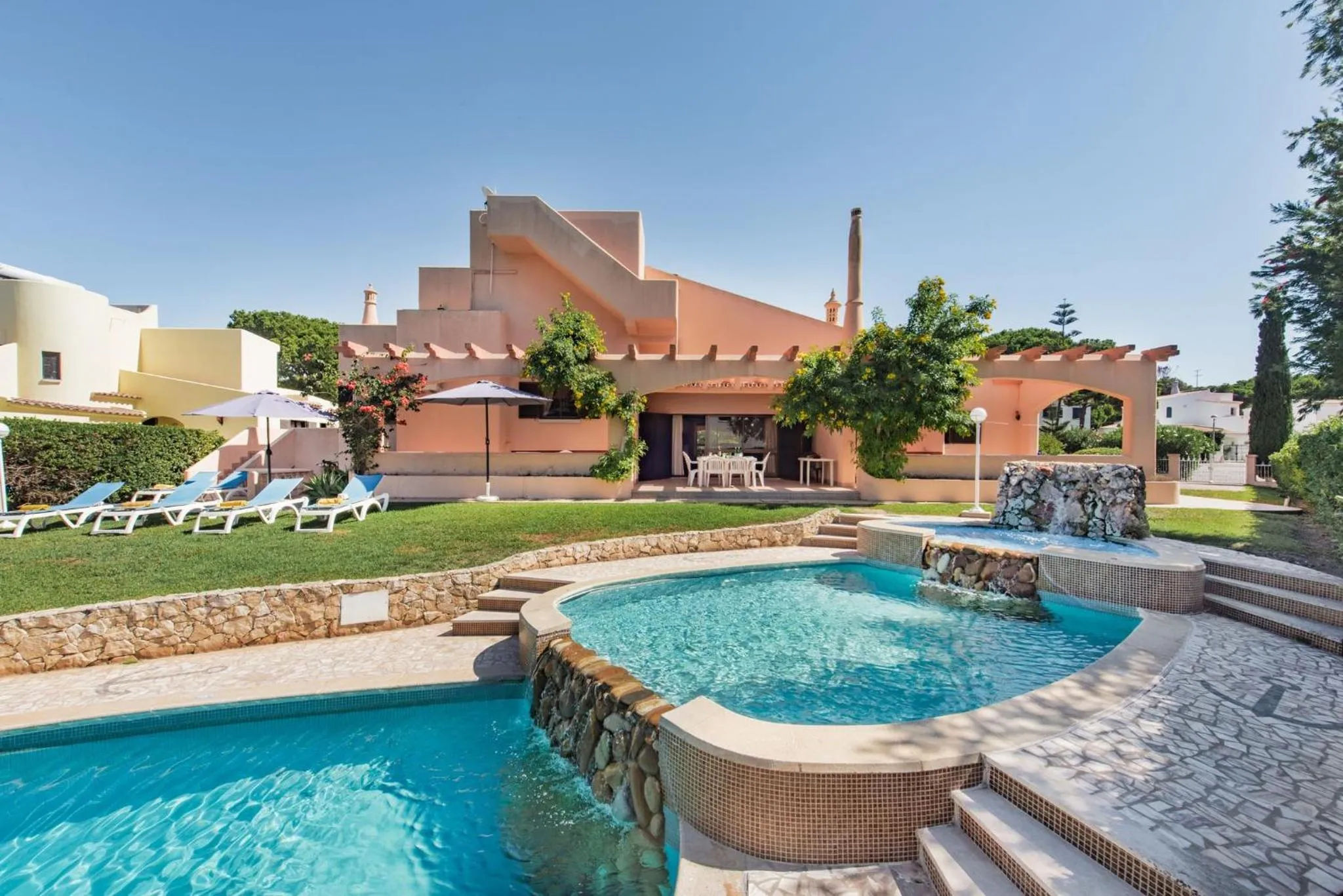 Swimming pool in 5 En-Suite Bedrooms, close to centre, free AC WiFi