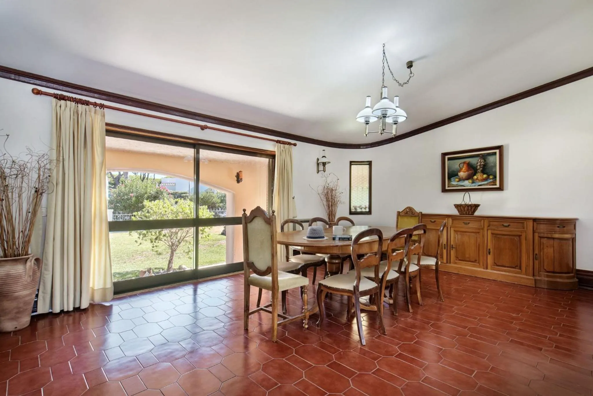 Dining area in 5 En-Suite Bedrooms, close to centre, free AC WiFi