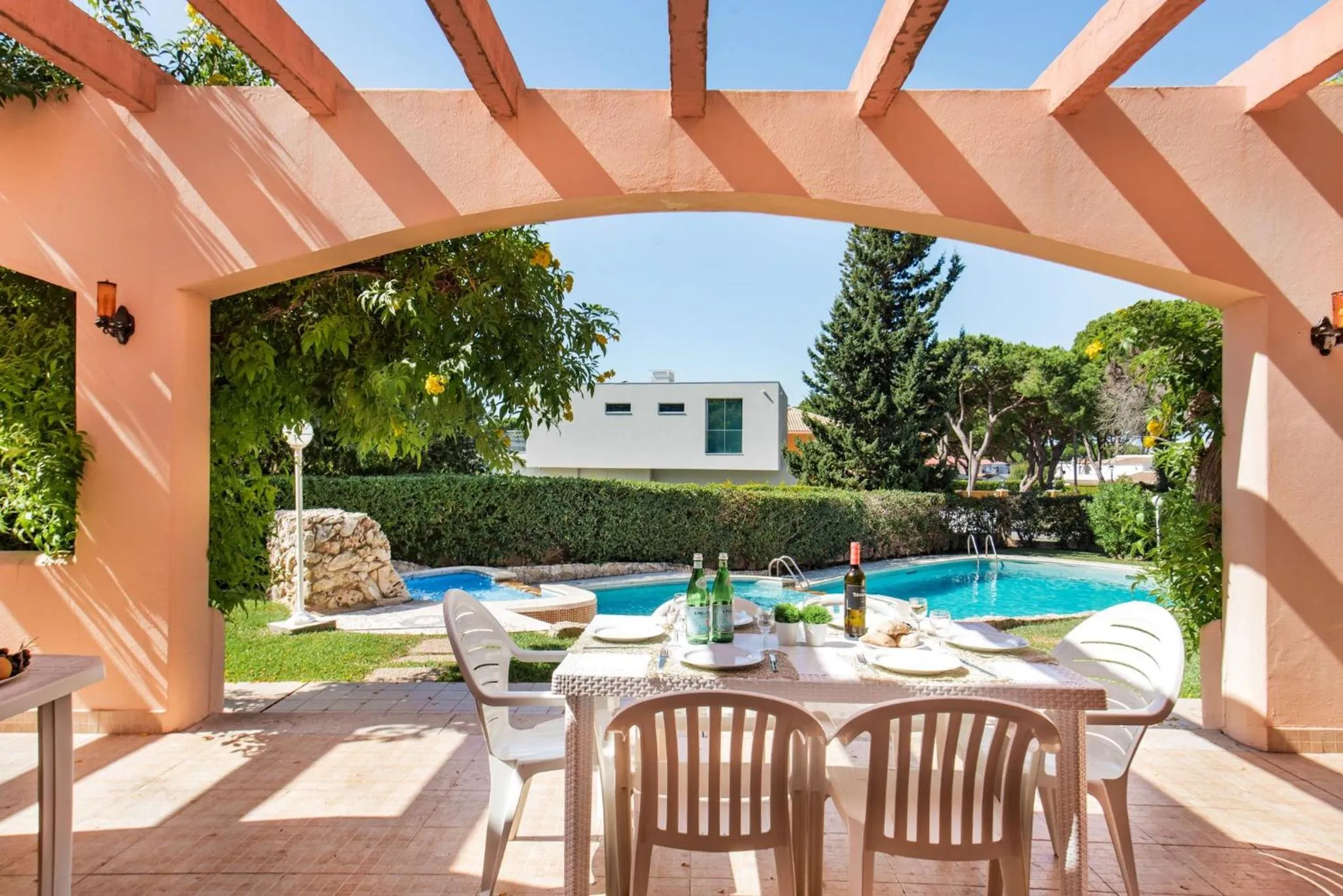 Patio in 5 En-Suite Bedrooms, close to centre, free AC WiFi