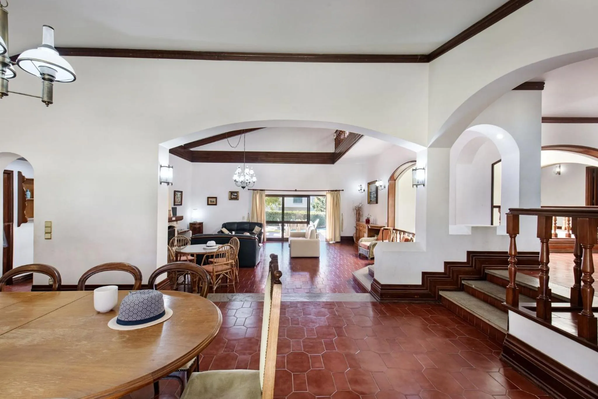 Dining area in 5 En-Suite Bedrooms, close to centre, free AC WiFi