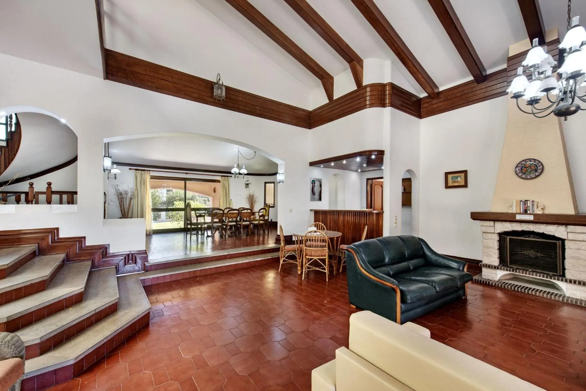 Living room in 5 En-Suite Bedrooms, close to centre, free AC WiFi