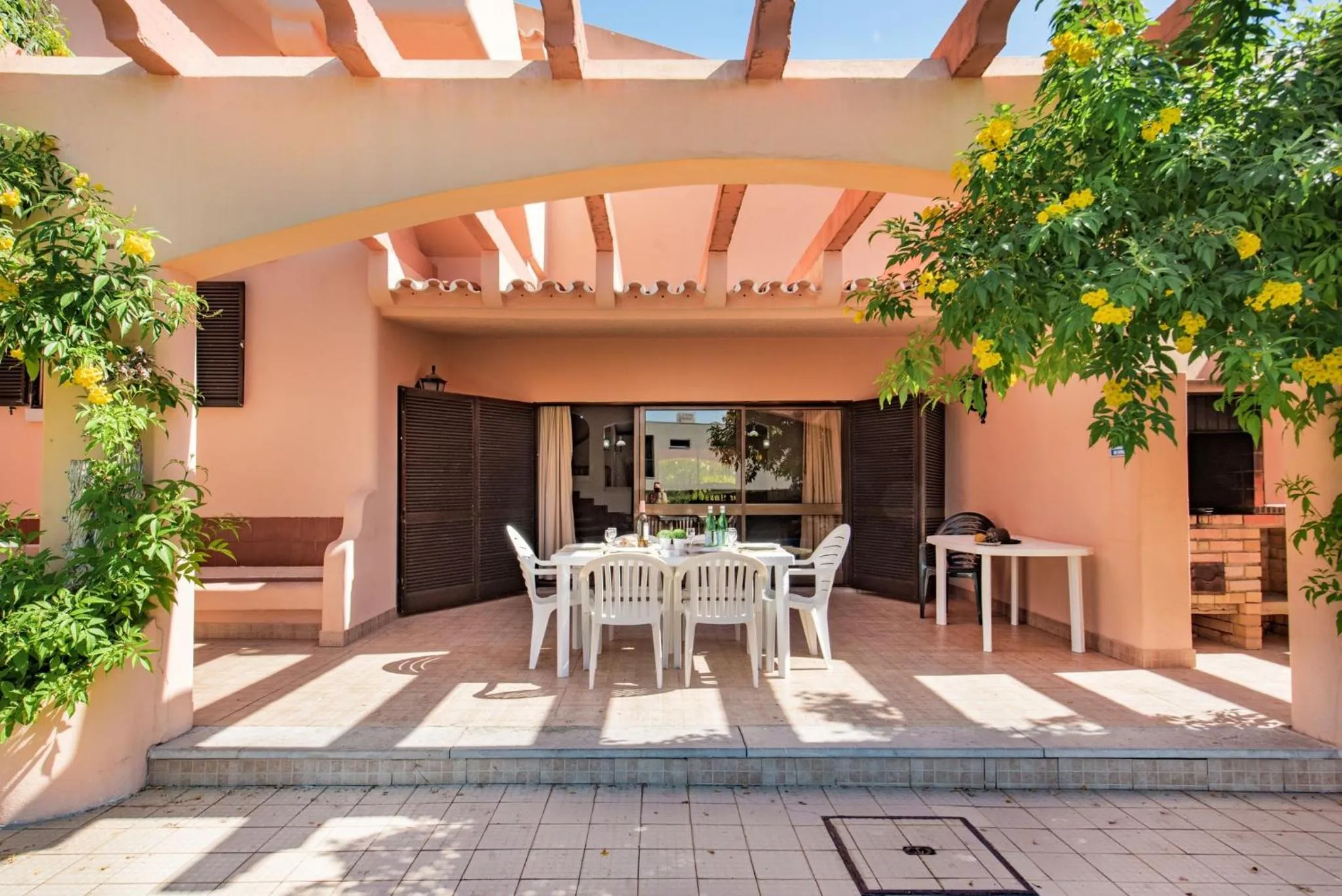 Patio in 5 En-Suite Bedrooms, close to centre, free AC WiFi