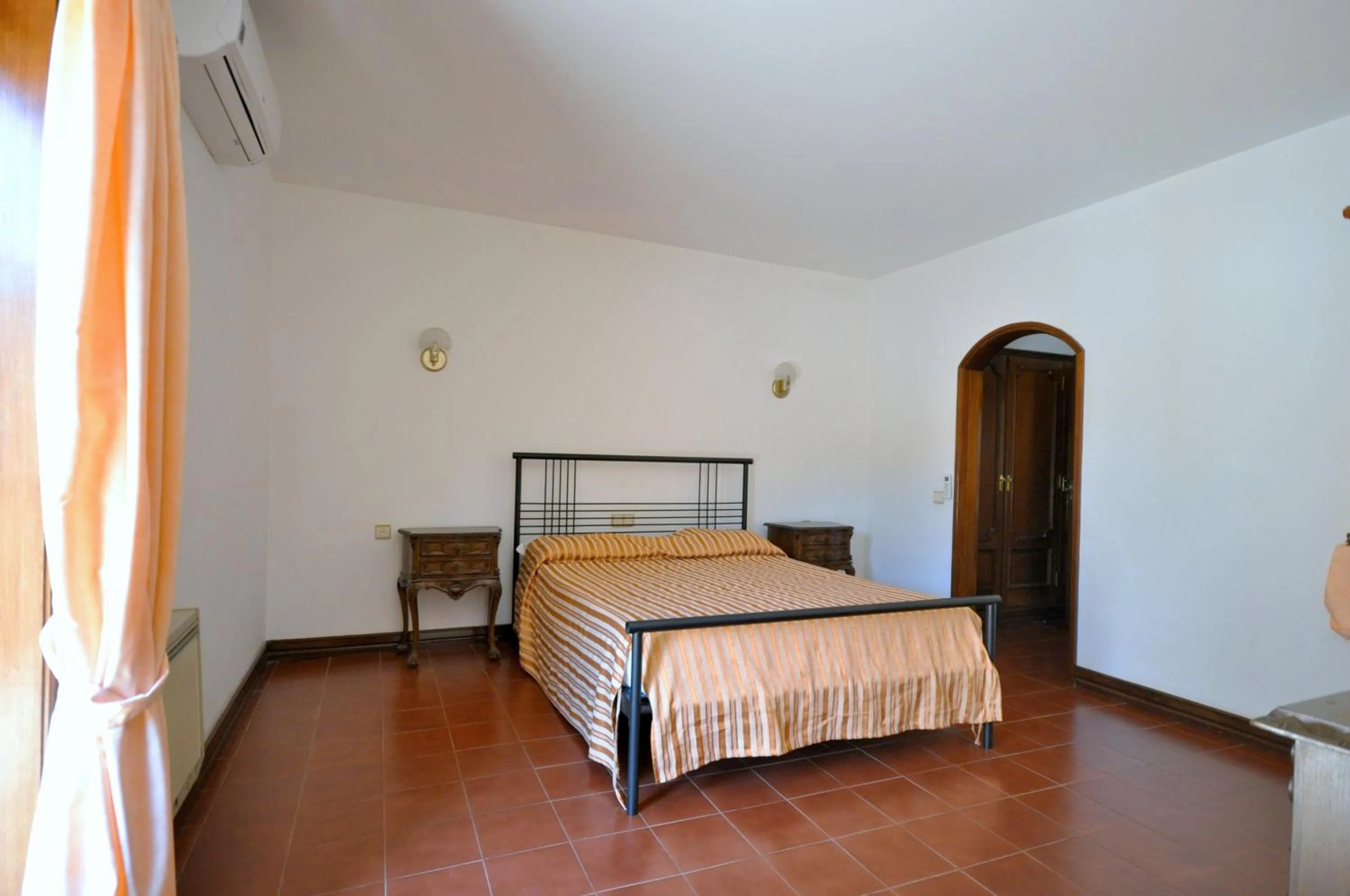 Bed in Set in good sized, mature gardens which afford a very good degree of privacy and