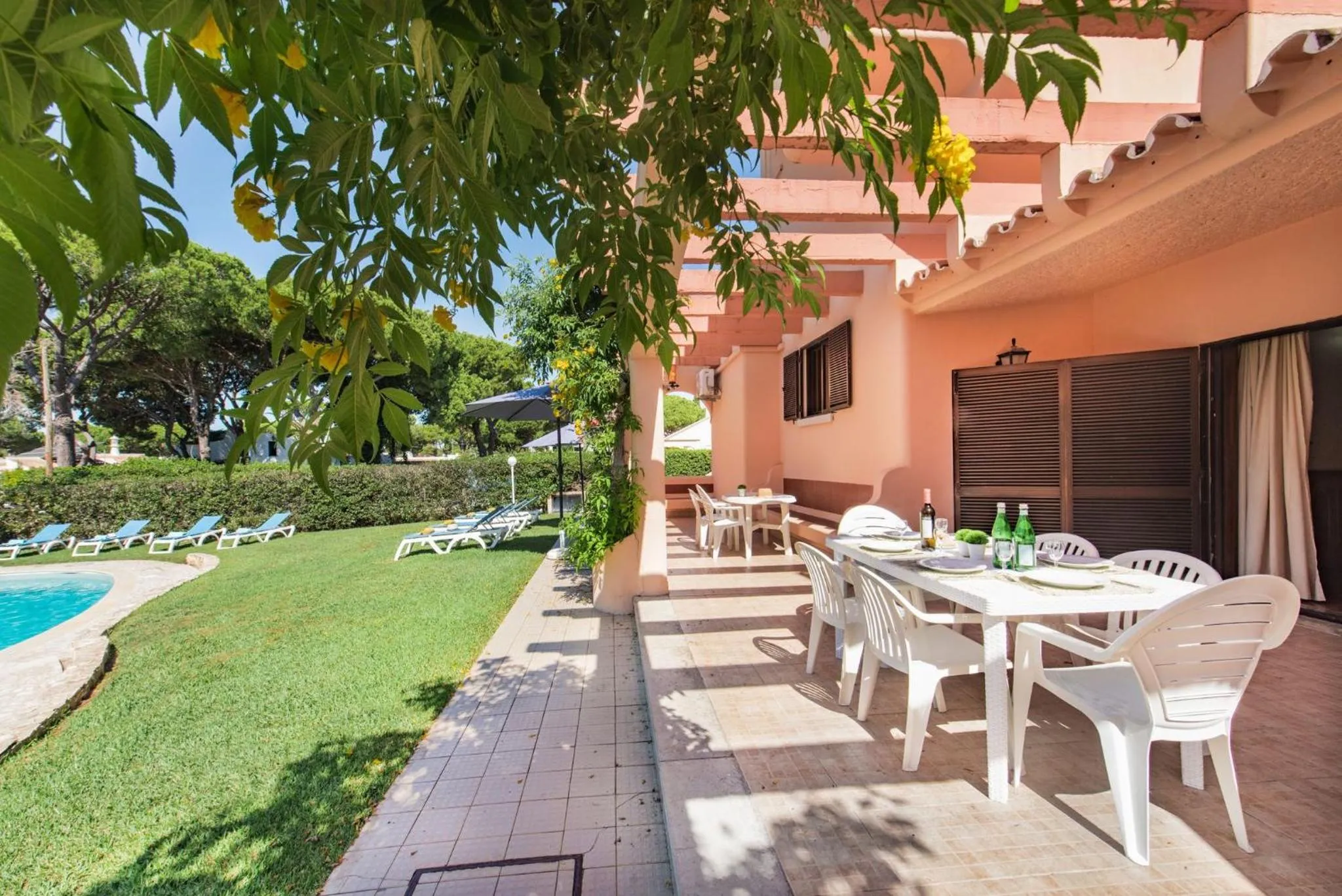 Patio in 5 En-Suite Bedrooms, close to centre, free AC WiFi