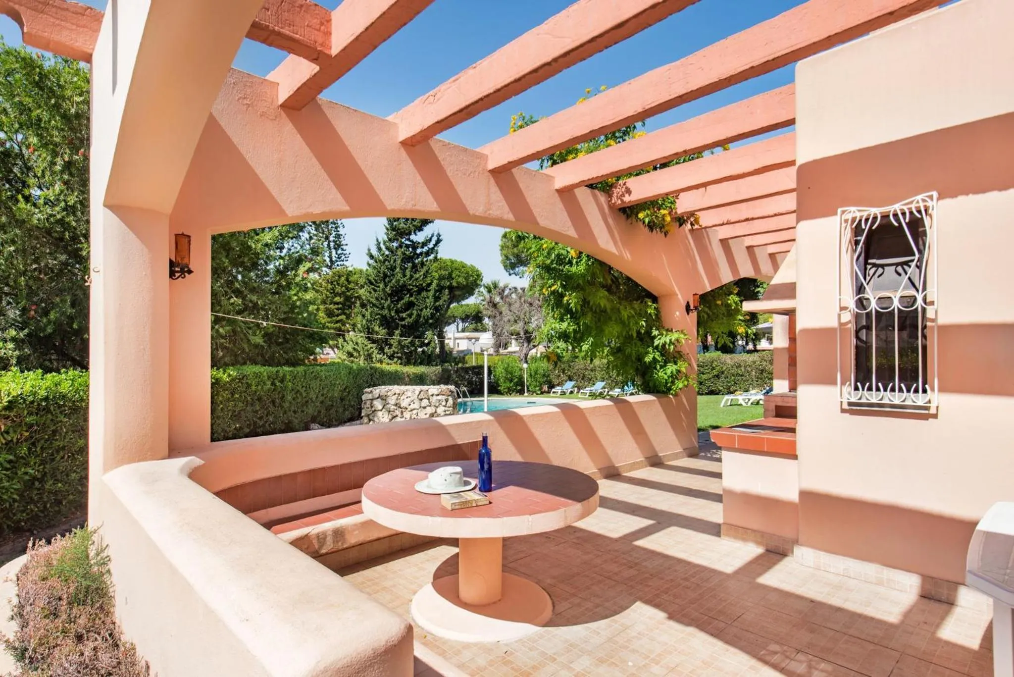 Patio in 5 En-Suite Bedrooms, close to centre, free AC WiFi