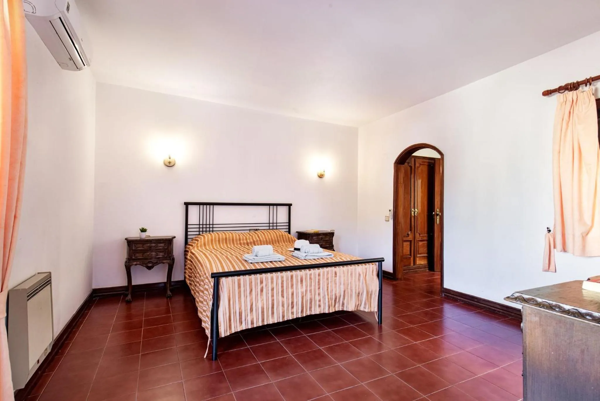 Bed in 5 En-Suite Bedrooms, close to centre, free AC WiFi