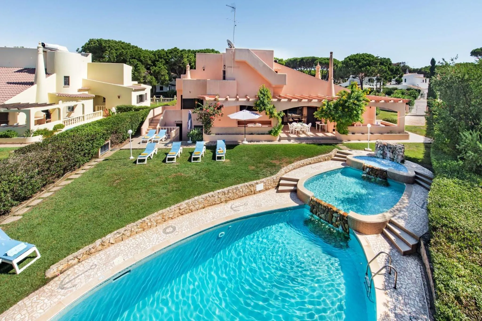 Swimming pool in 5 En-Suite Bedrooms, close to centre, free AC WiFi