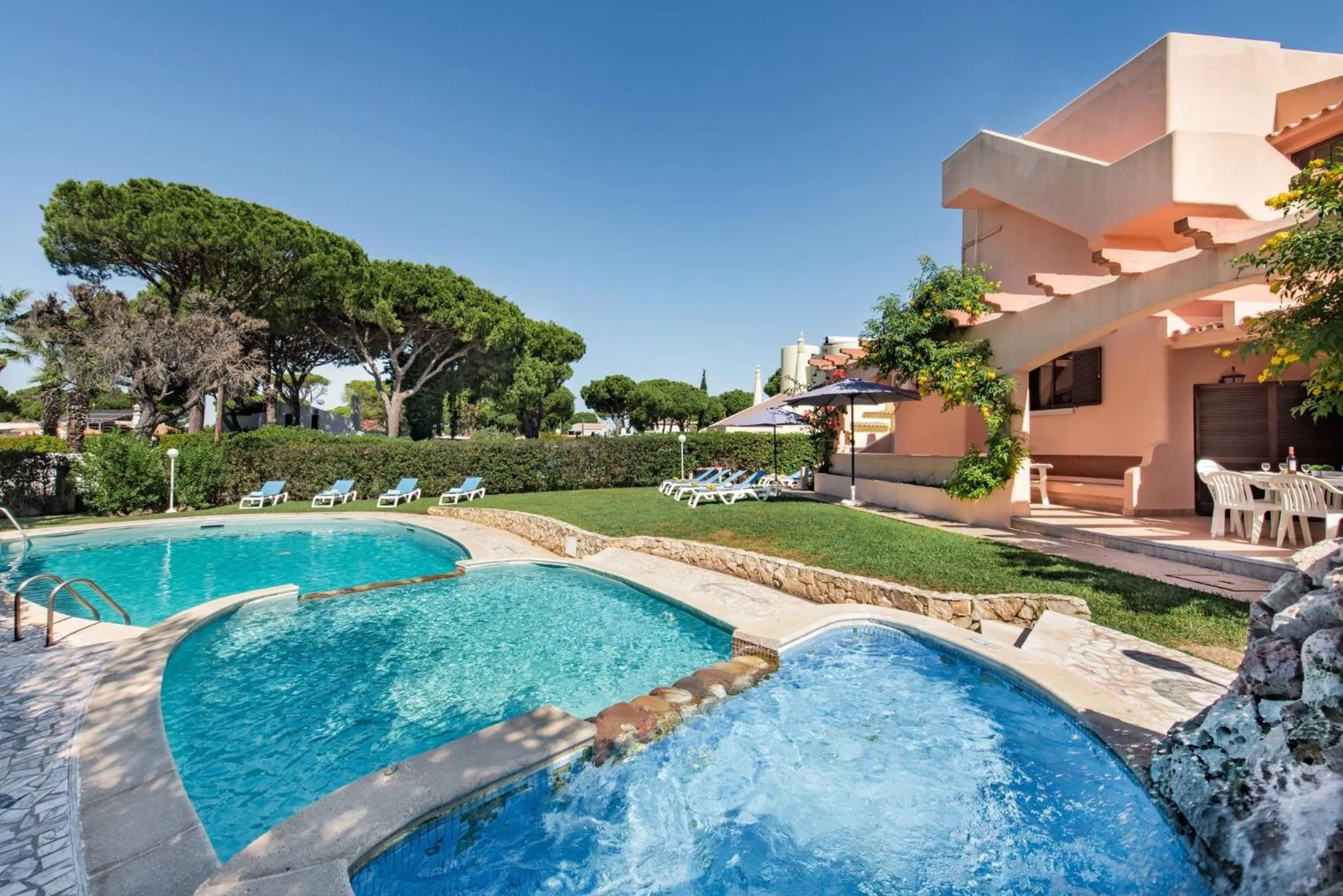 Summer in 5 En-Suite Bedrooms, close to centre, free AC WiFi