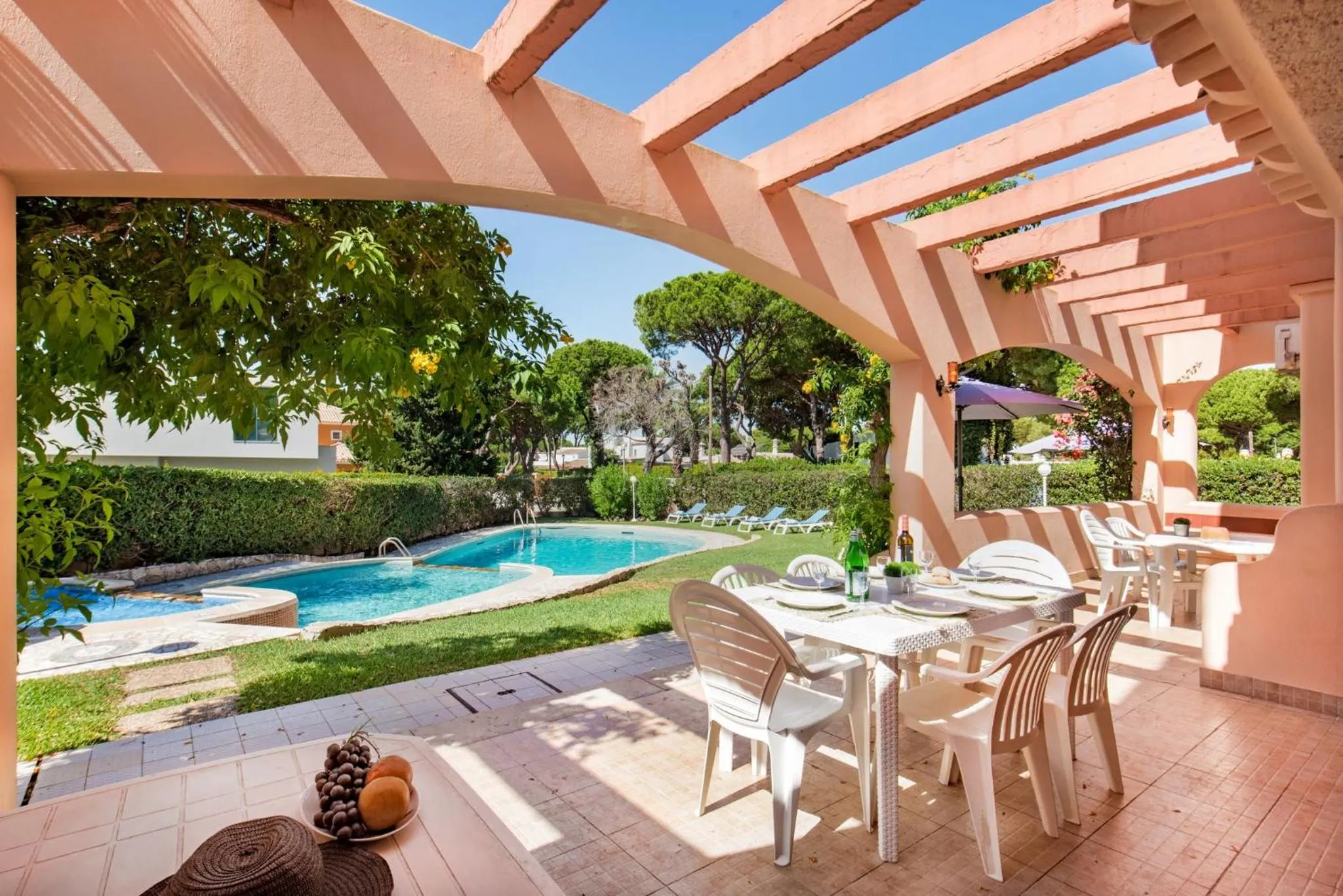 Patio in 5 En-Suite Bedrooms, close to centre, free AC WiFi