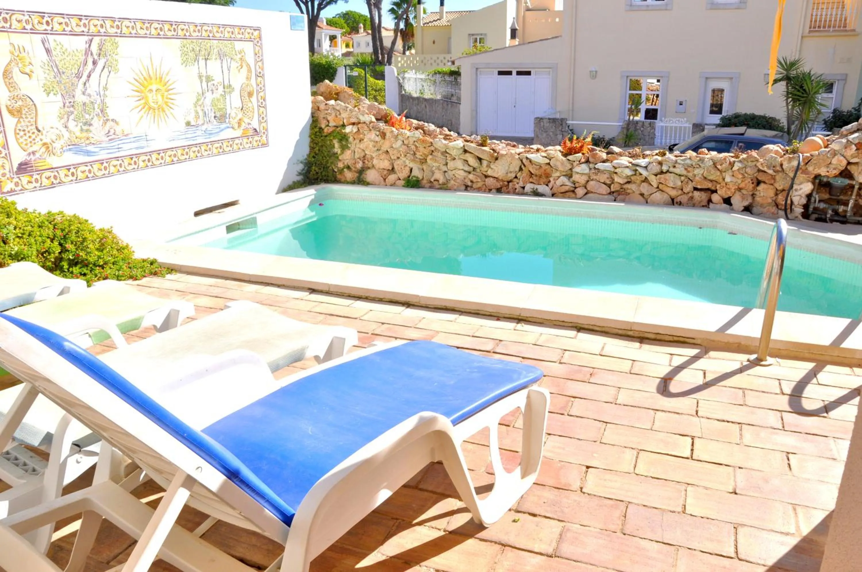 Patio in Stylish and well-equipped, private pool, close to amenities, free AC and Wifi