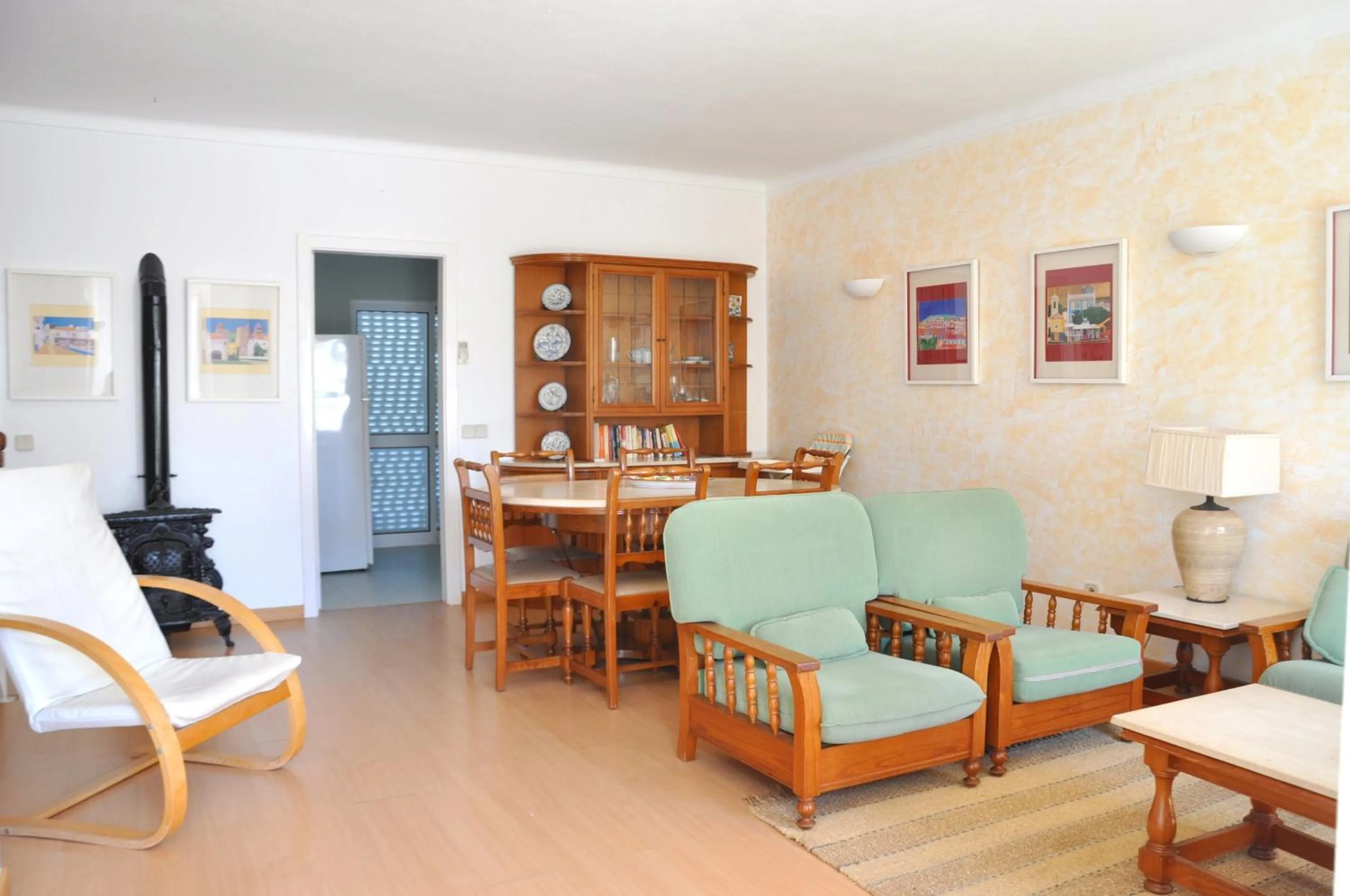 Restaurant/places to eat in Stylish and well-equipped, private pool, close to amenities, free AC and Wifi