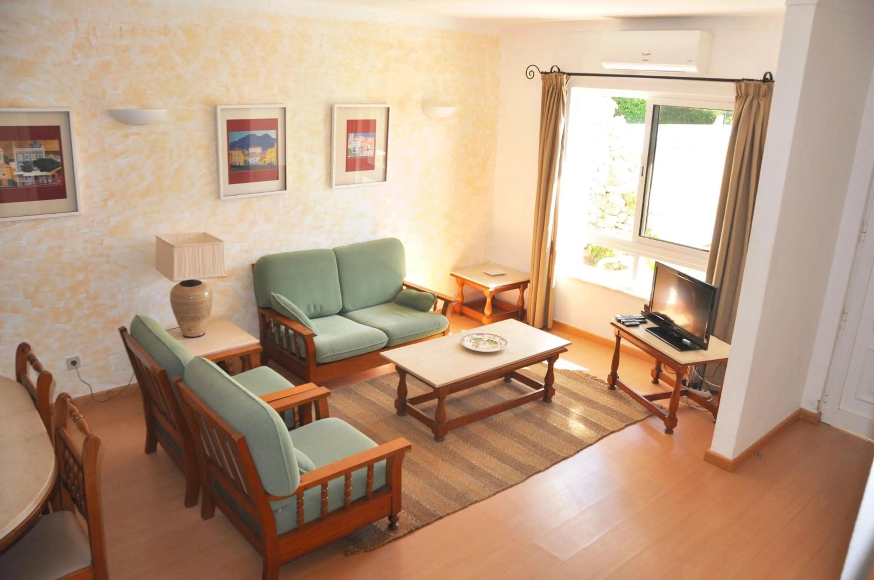Communal lounge/ TV room in Stylish and well-equipped, private pool, close to amenities, free AC and Wifi