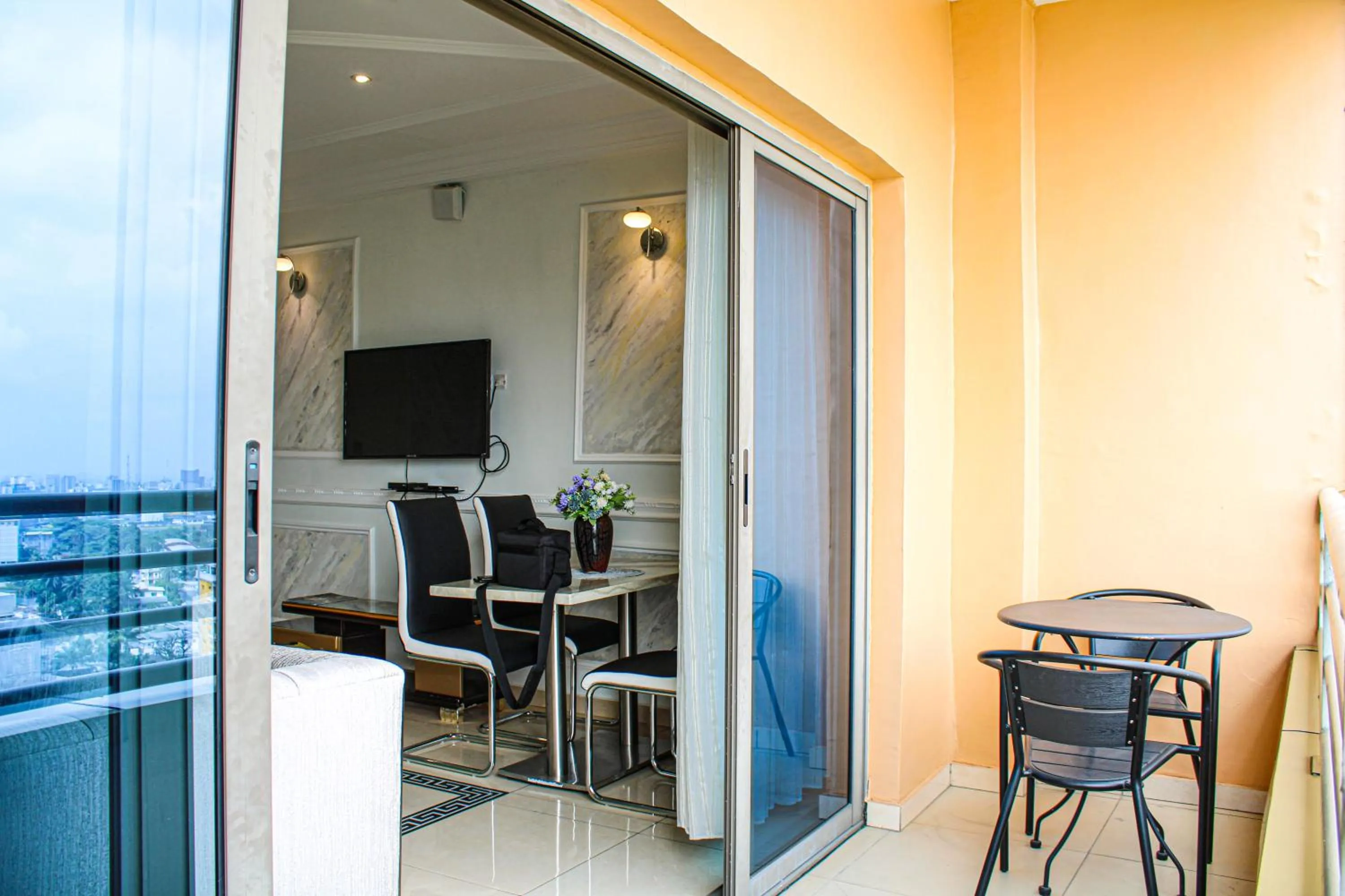 Dining area in Residence Le Carat Bonapriso