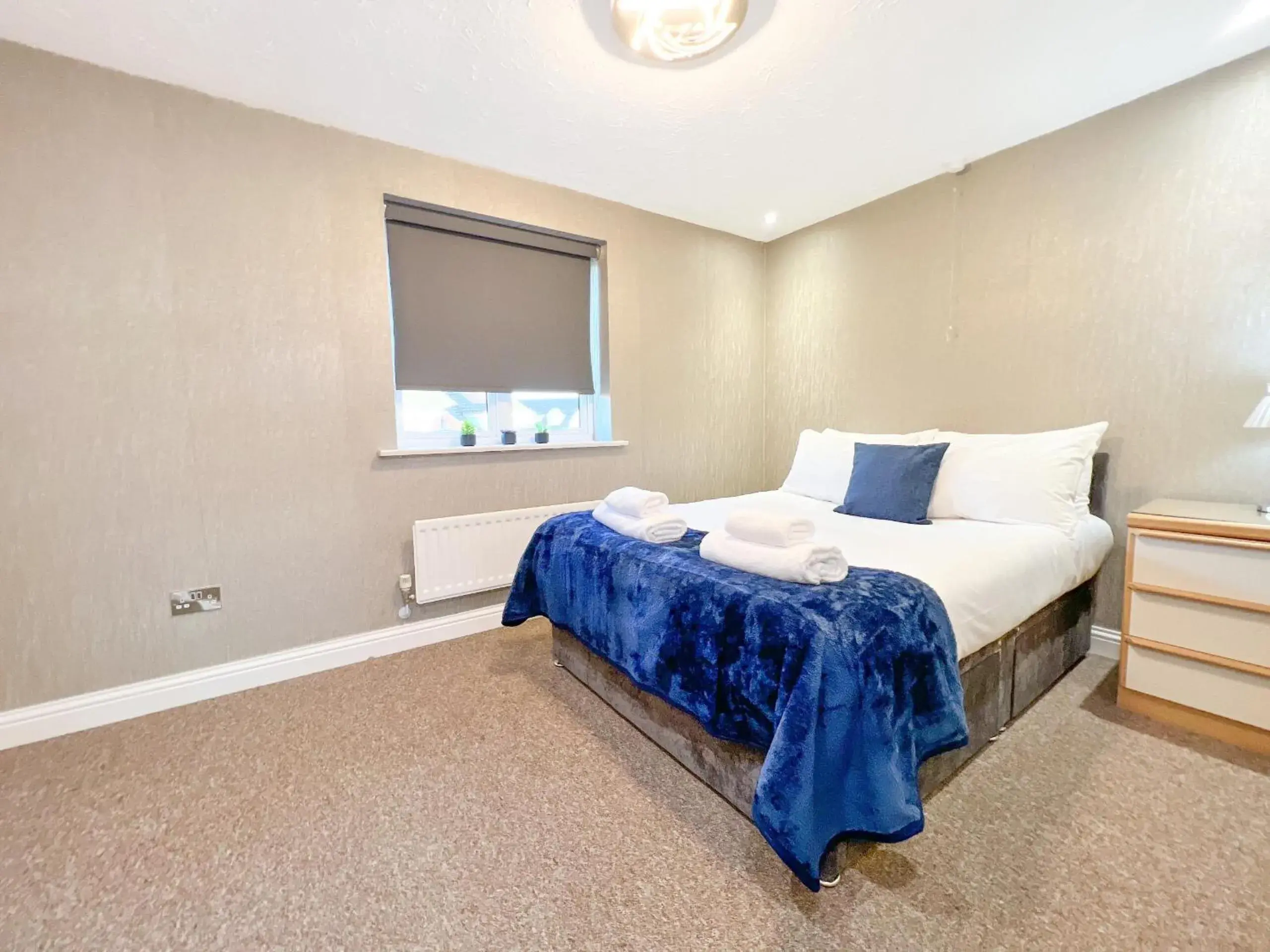 Bedroom, Bed in Taylor Close Bedroom, Bed in Taylor Close