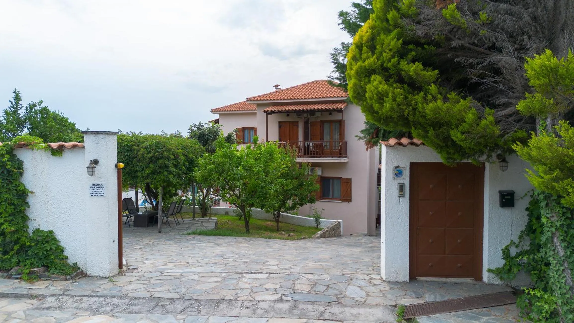 Facade/entrance in Seralis Pelion