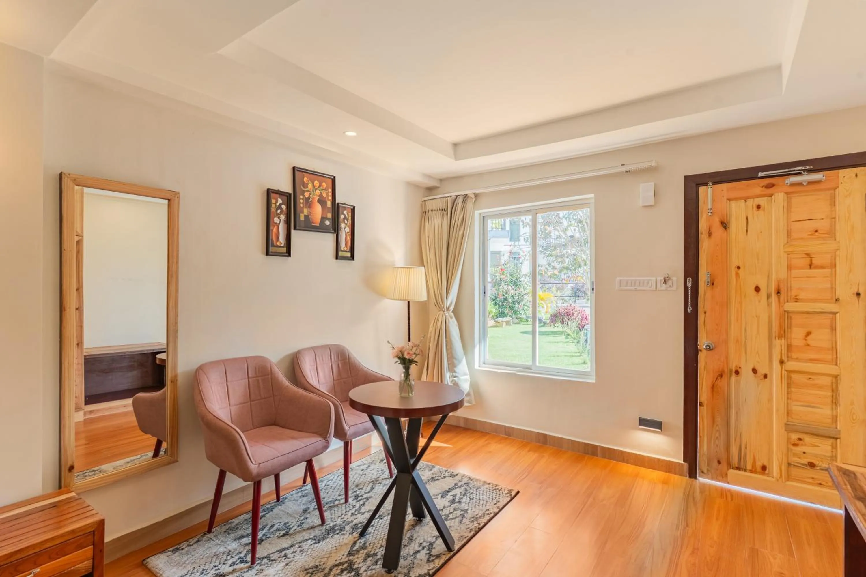 Living room in La Nicholas Lake View by Summit Hotels