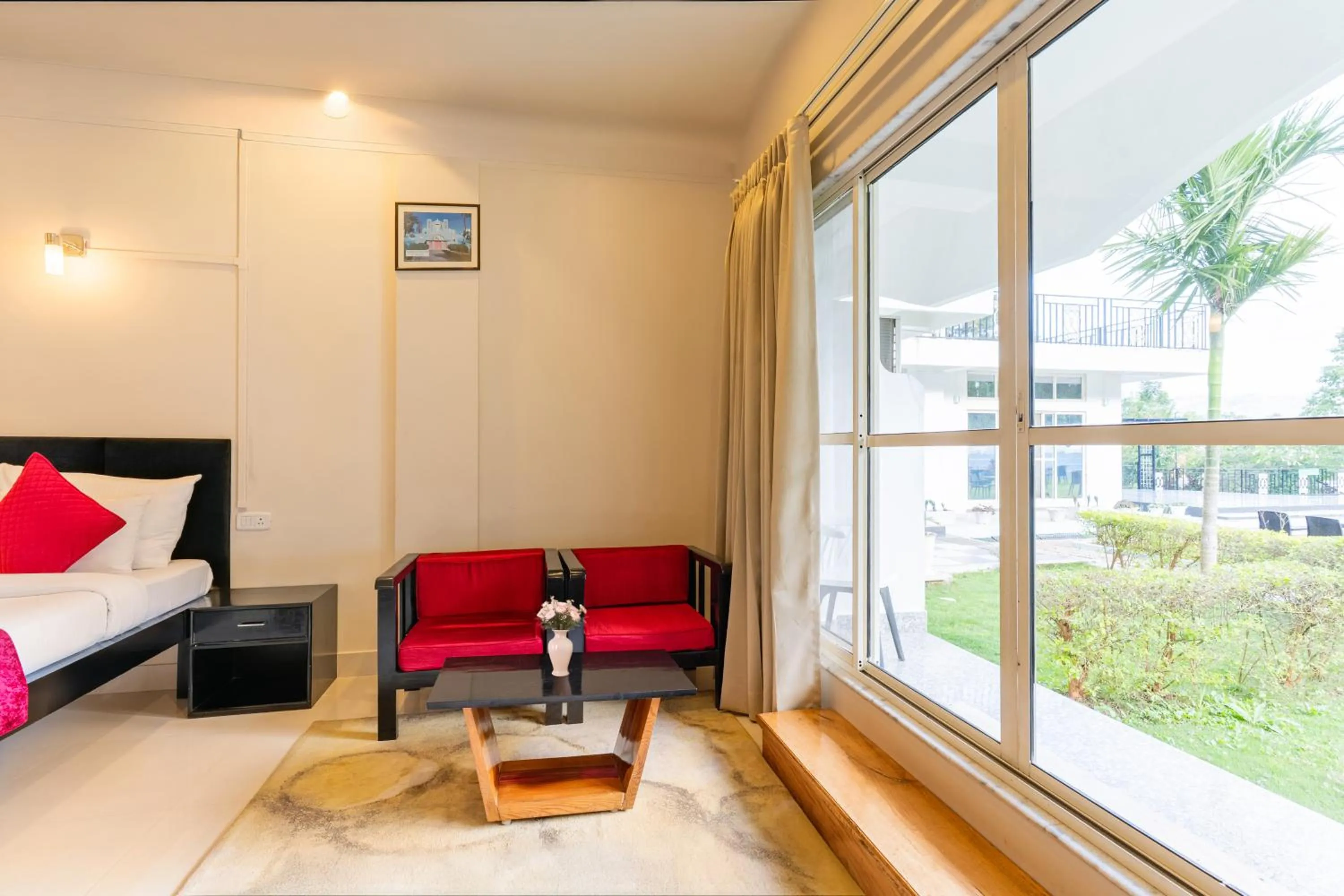 Photo of the whole room in La Nicholas Lake View by Summit Hotels