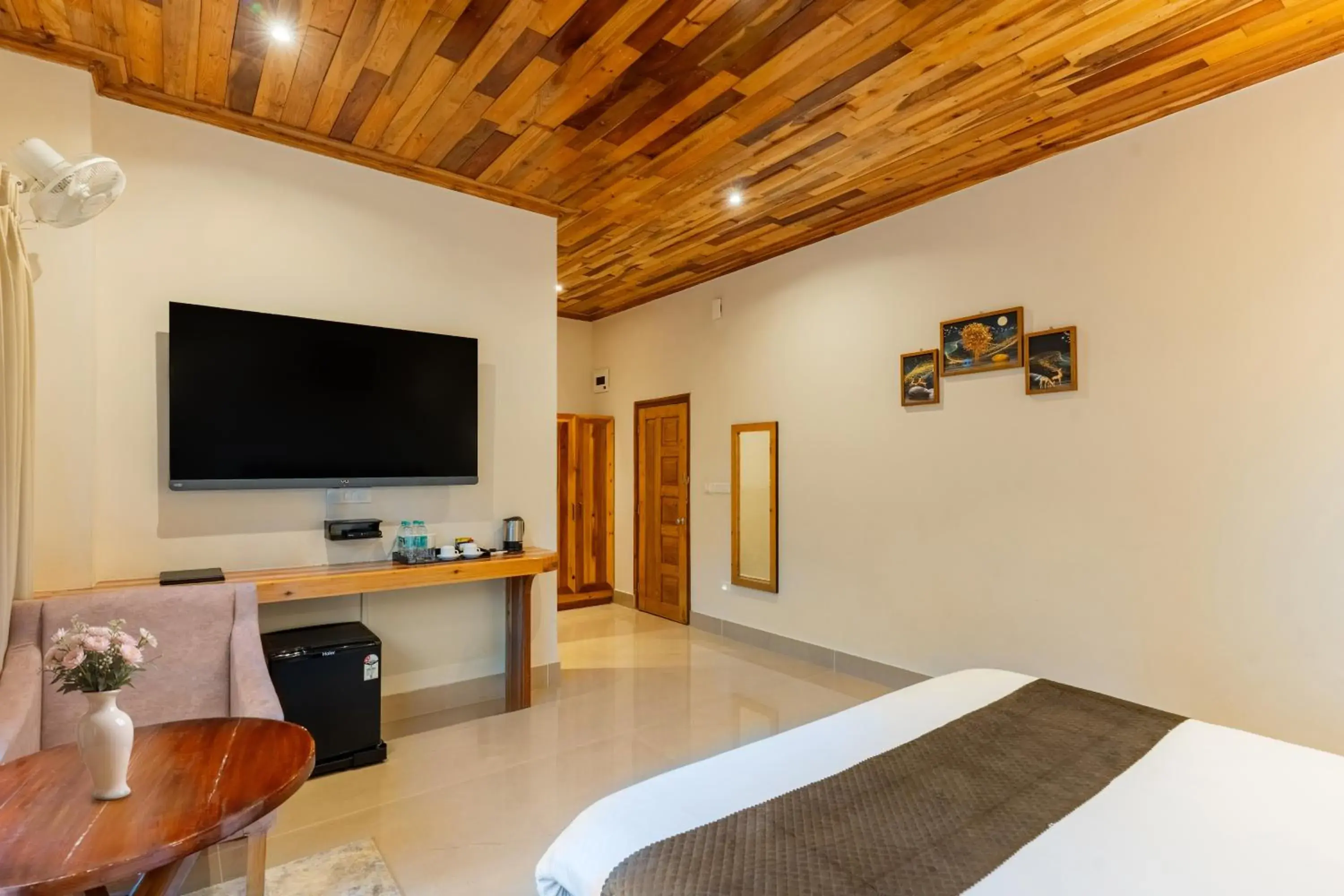 Deluxe Room with Lake View with Bathtub in La Nicholas Lake View by Summit Hotels Deluxe Room with Lake View with Bathtub in La Nicholas Lake View by Summit Hotels