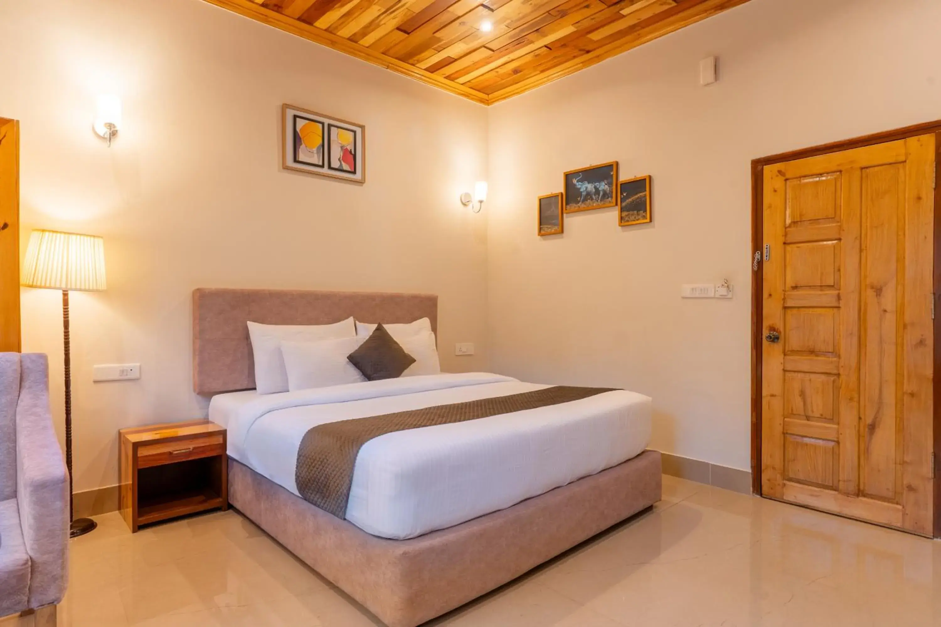 Bed in La Nicholas Lake View by Summit Hotels Bed in La Nicholas Lake View by Summit Hotels