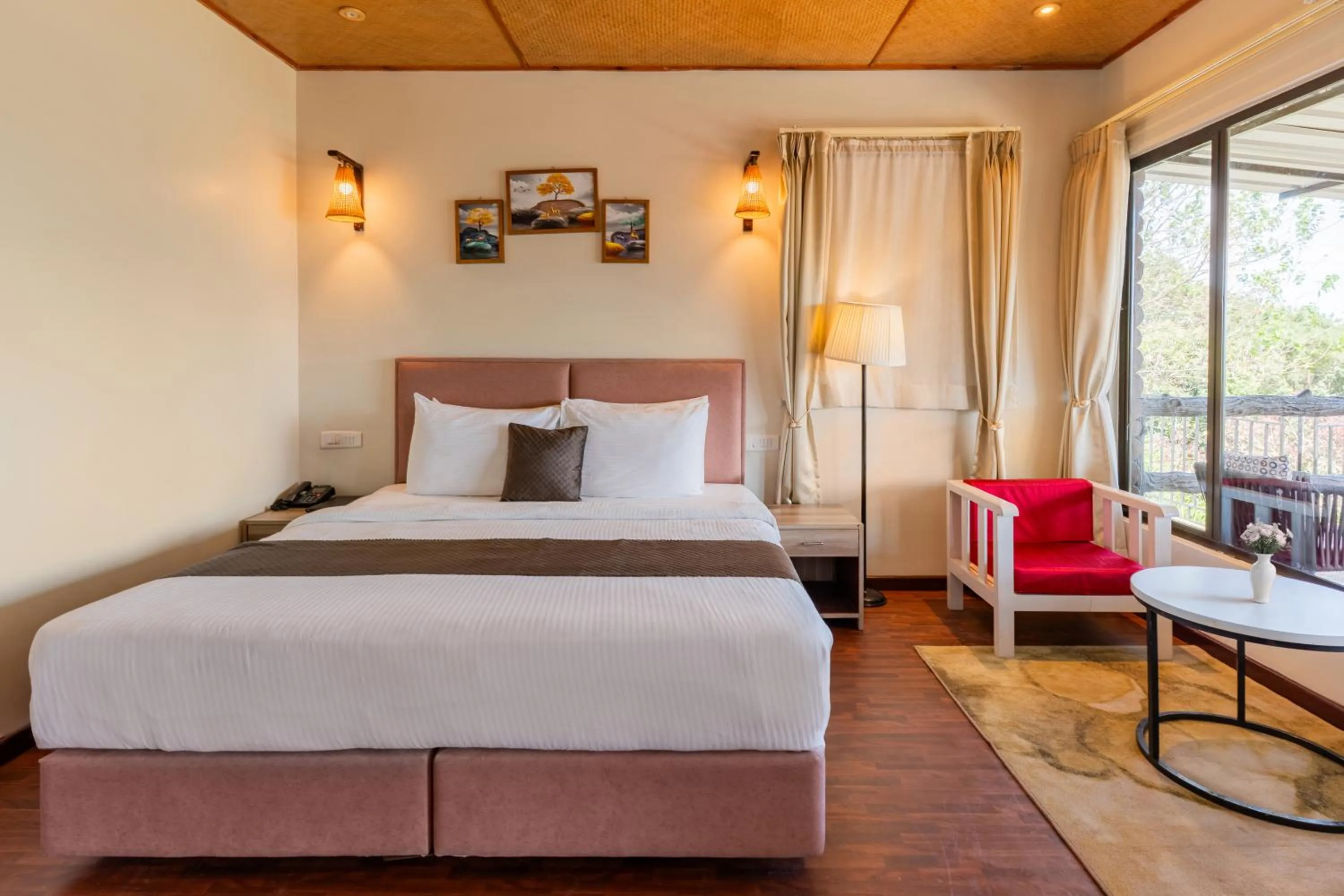 Bed in La Nicholas Lake View by Summit Hotels