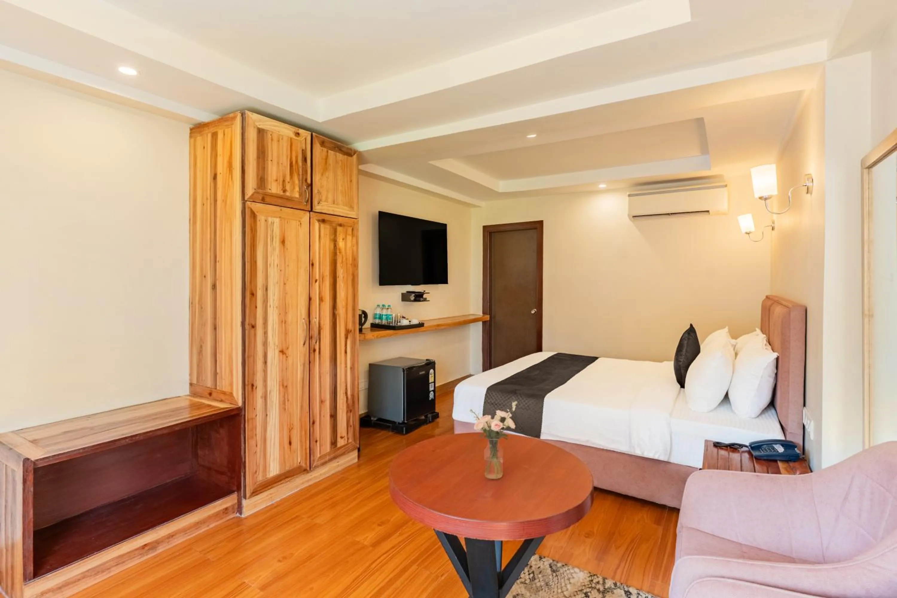 Bed in La Nicholas Lake View by Summit Hotels