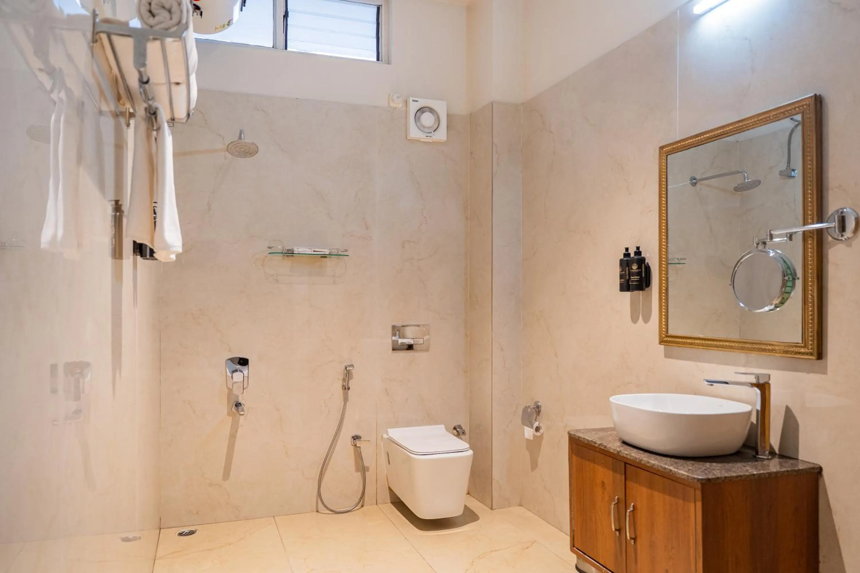 Shower in La Nicholas Lake View by Summit Hotels