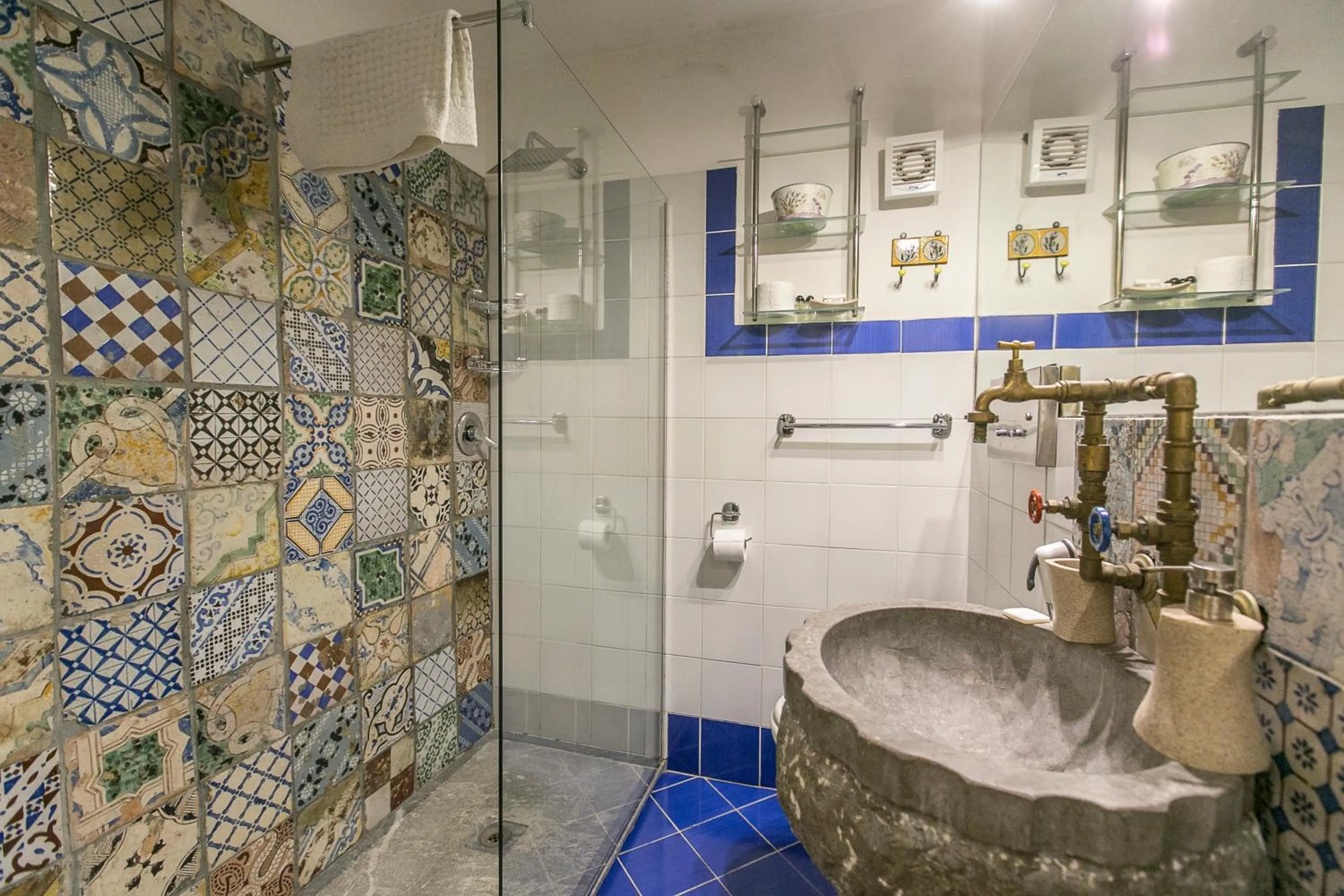 Bathroom in Porta di Castro Hotel & Pool