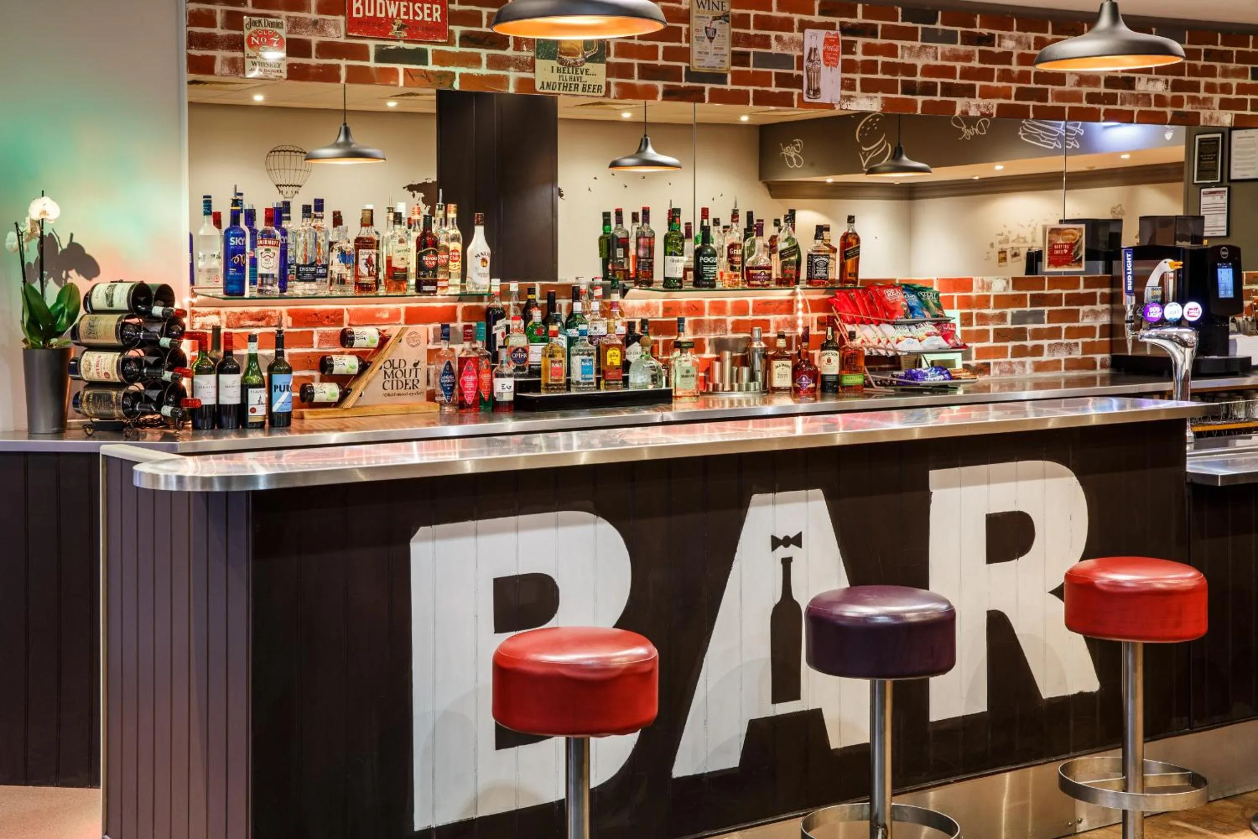 Lounge or bar in ibis Hotel Northampton Centre