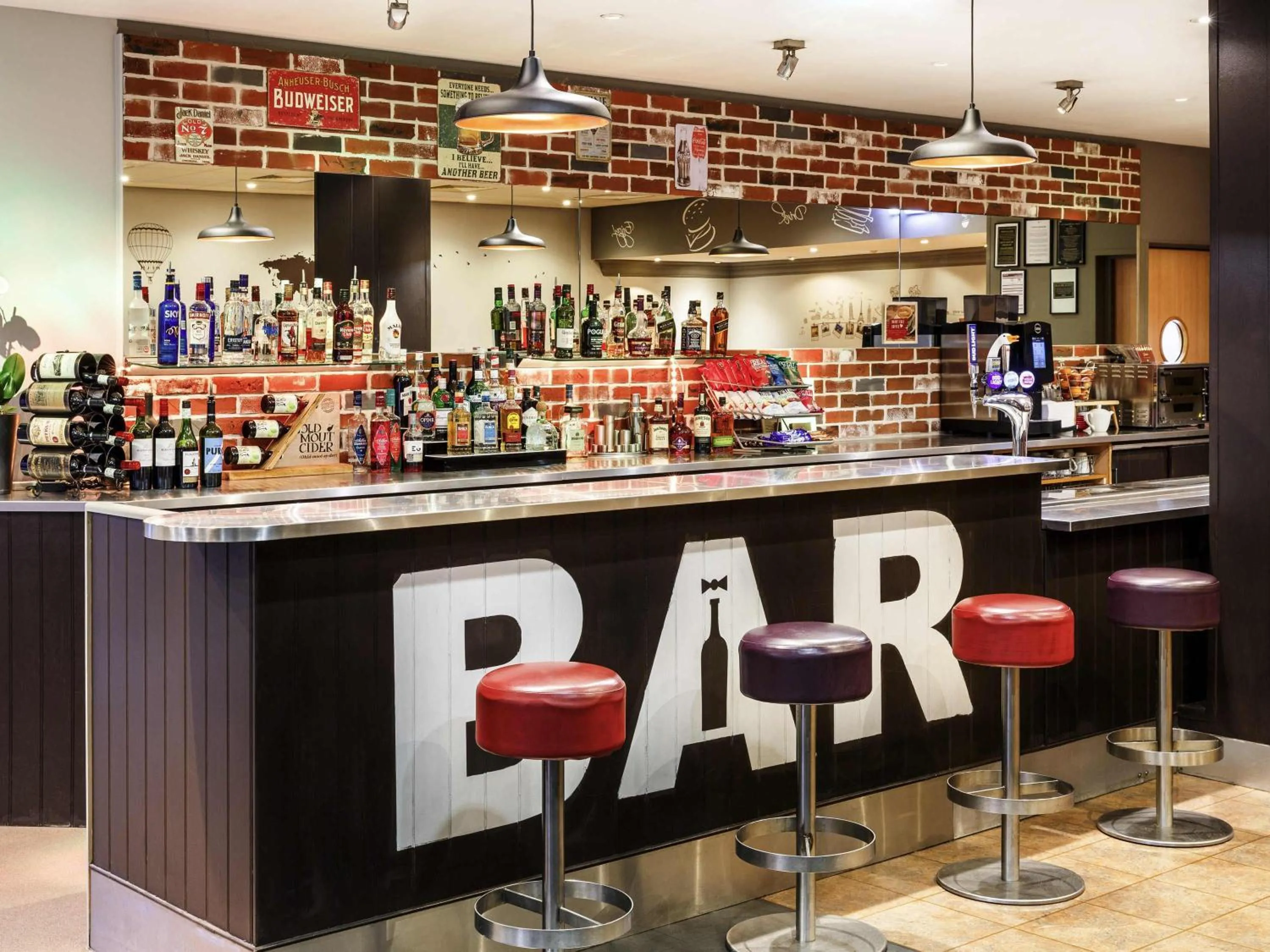 Lounge or bar in ibis Hotel Northampton Centre