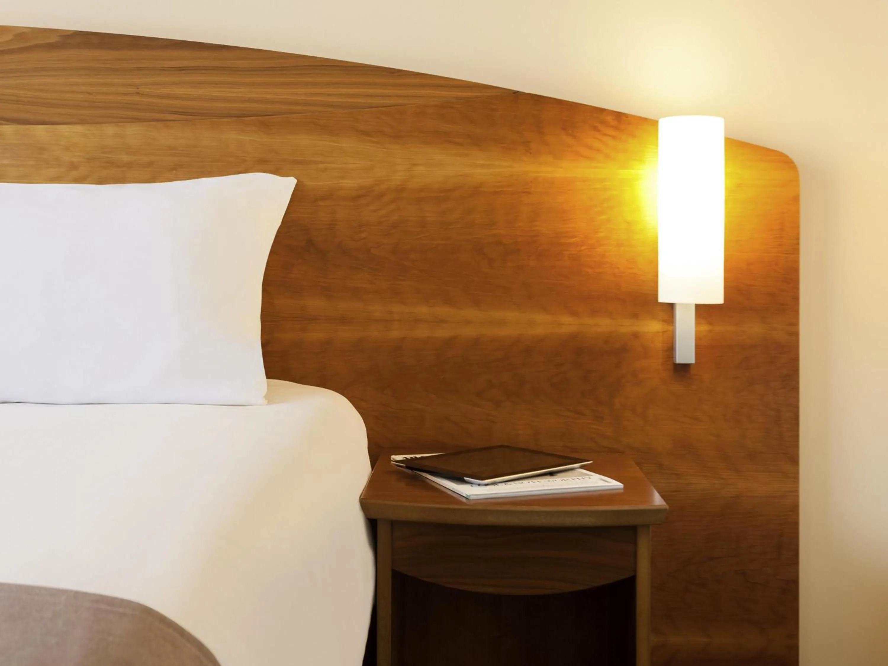 Bedroom, Bed in ibis Hotel Northampton Centre