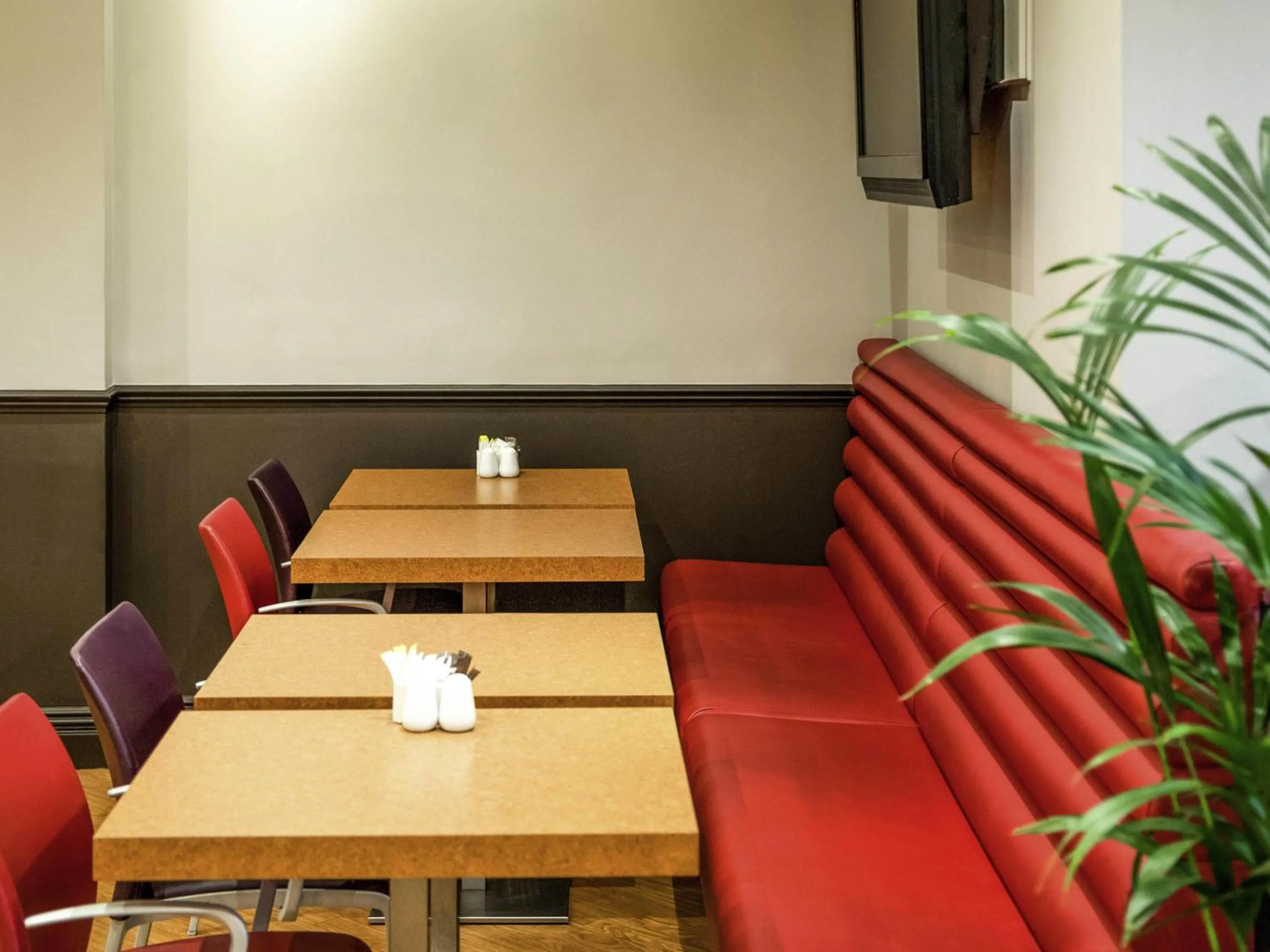Restaurant/places to eat in ibis Hotel Northampton Centre