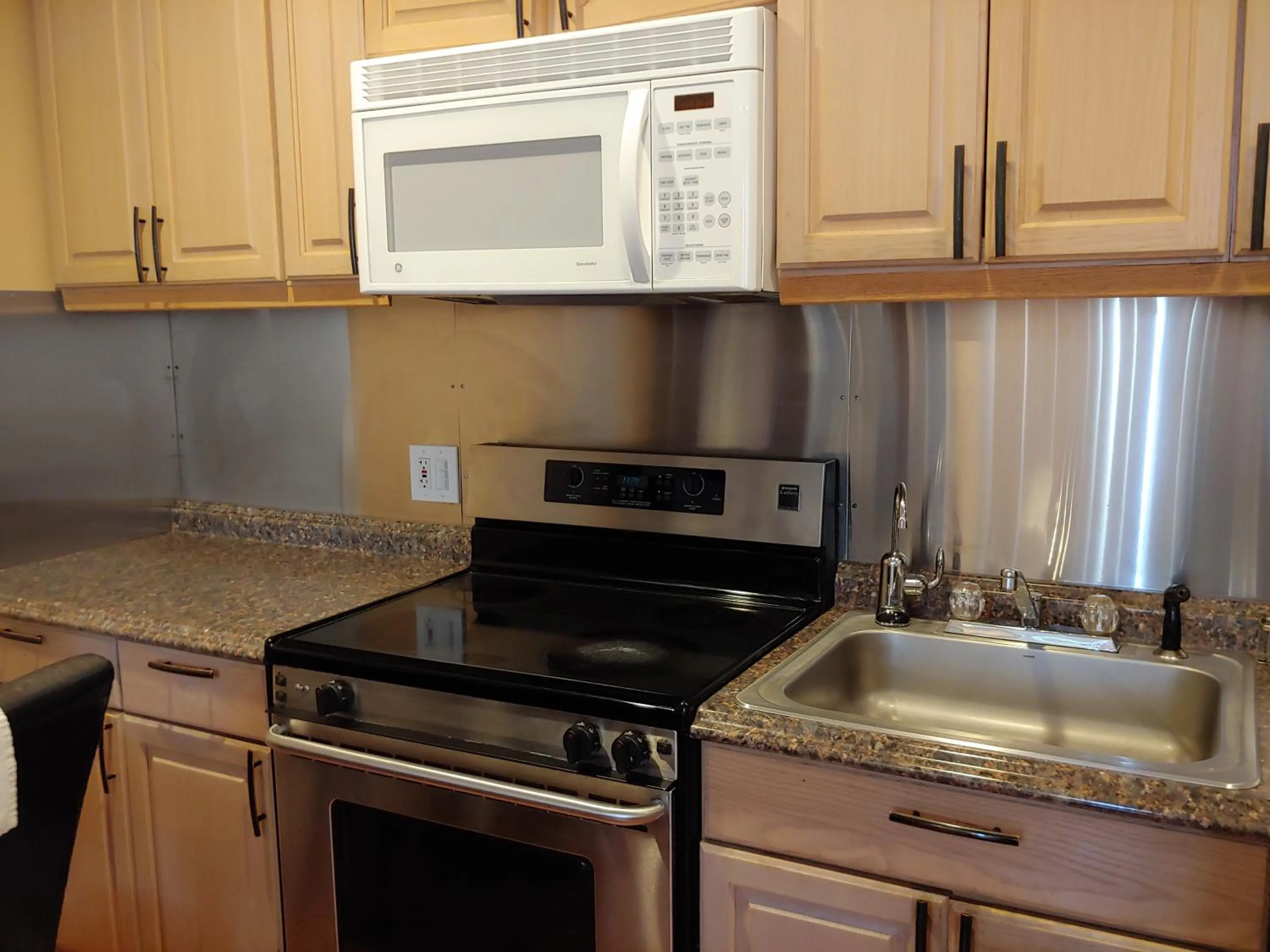 Kitchen or kitchenette in Jones Beach Hotel